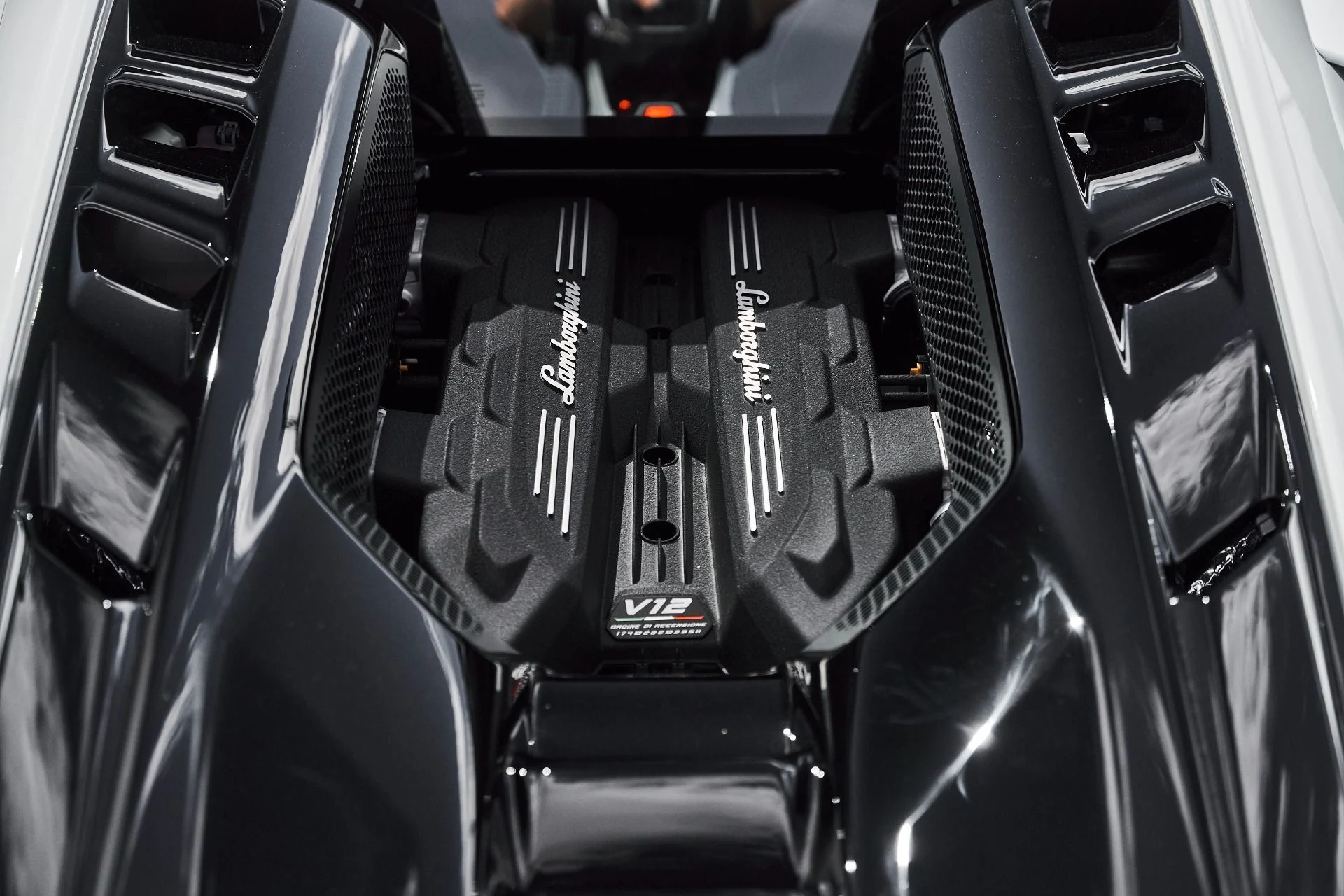 mph023_3271607368_Used_2026_Lamborghini_Revuelto_Base_1777078380_c243bcb1da