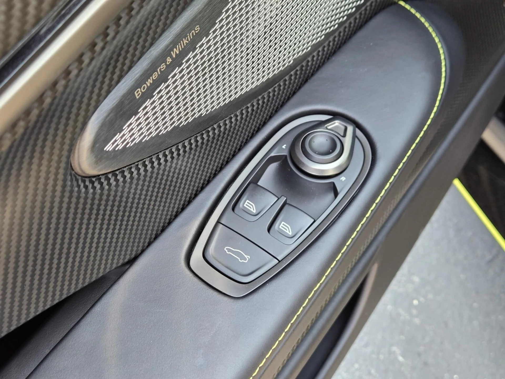 mph023_3292895564_New_2025_Aston_Martin_Vanquish_V12_1754459297_d710cdd4e8