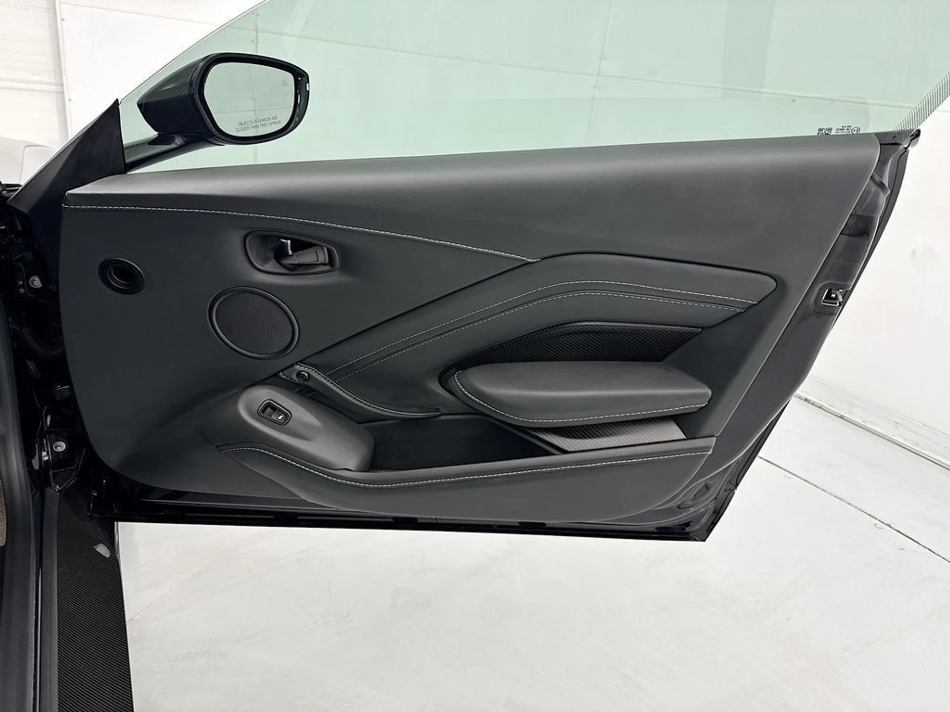 mph023_3295660475_used_2023_aston_martin_vantage_v12coupe_8119_23004338_24_1024_e2829775c9