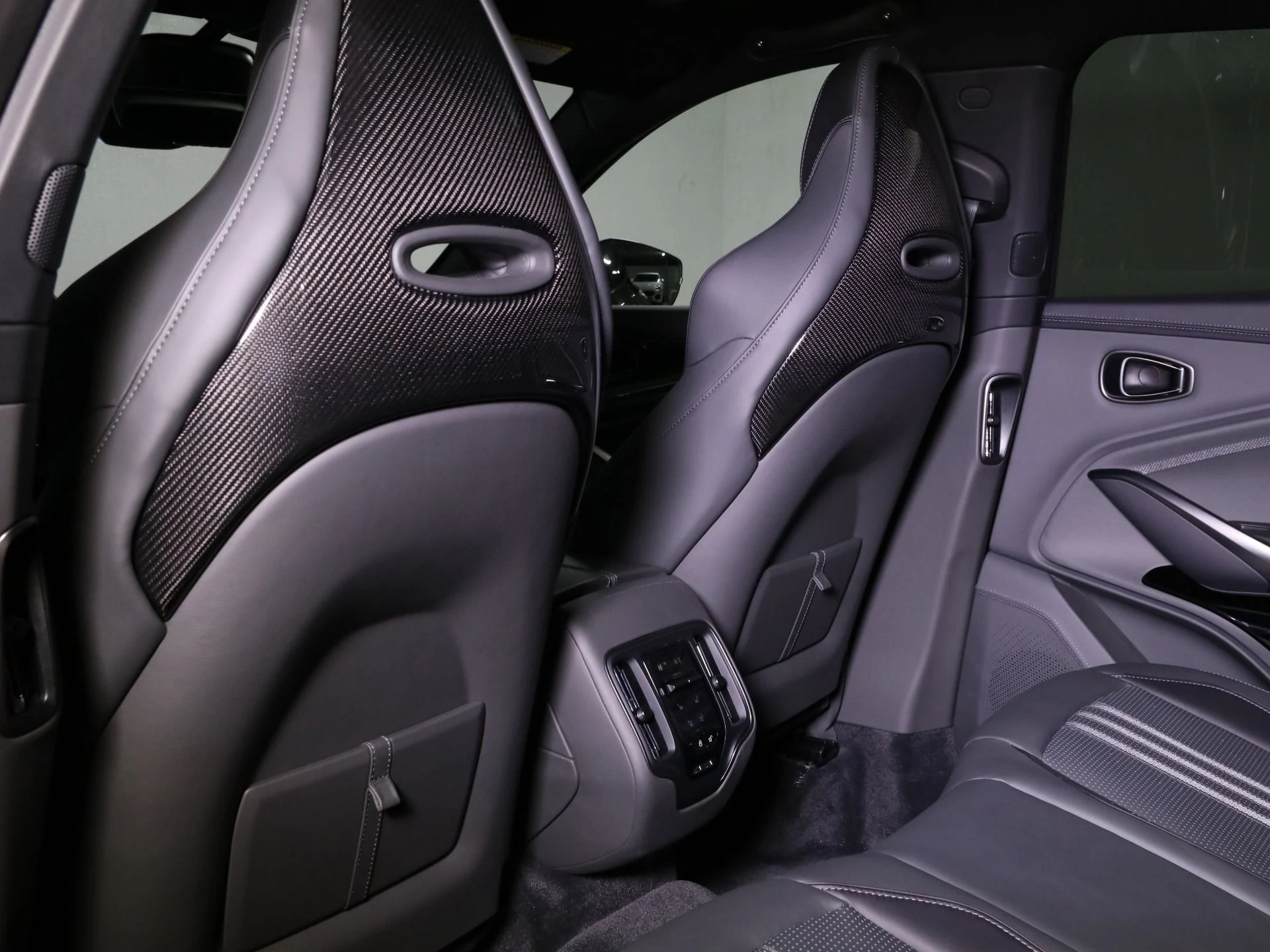 mph023_3324449227_New_2025_Aston_Martin_DBX_707_1768458252_8ea18e491c