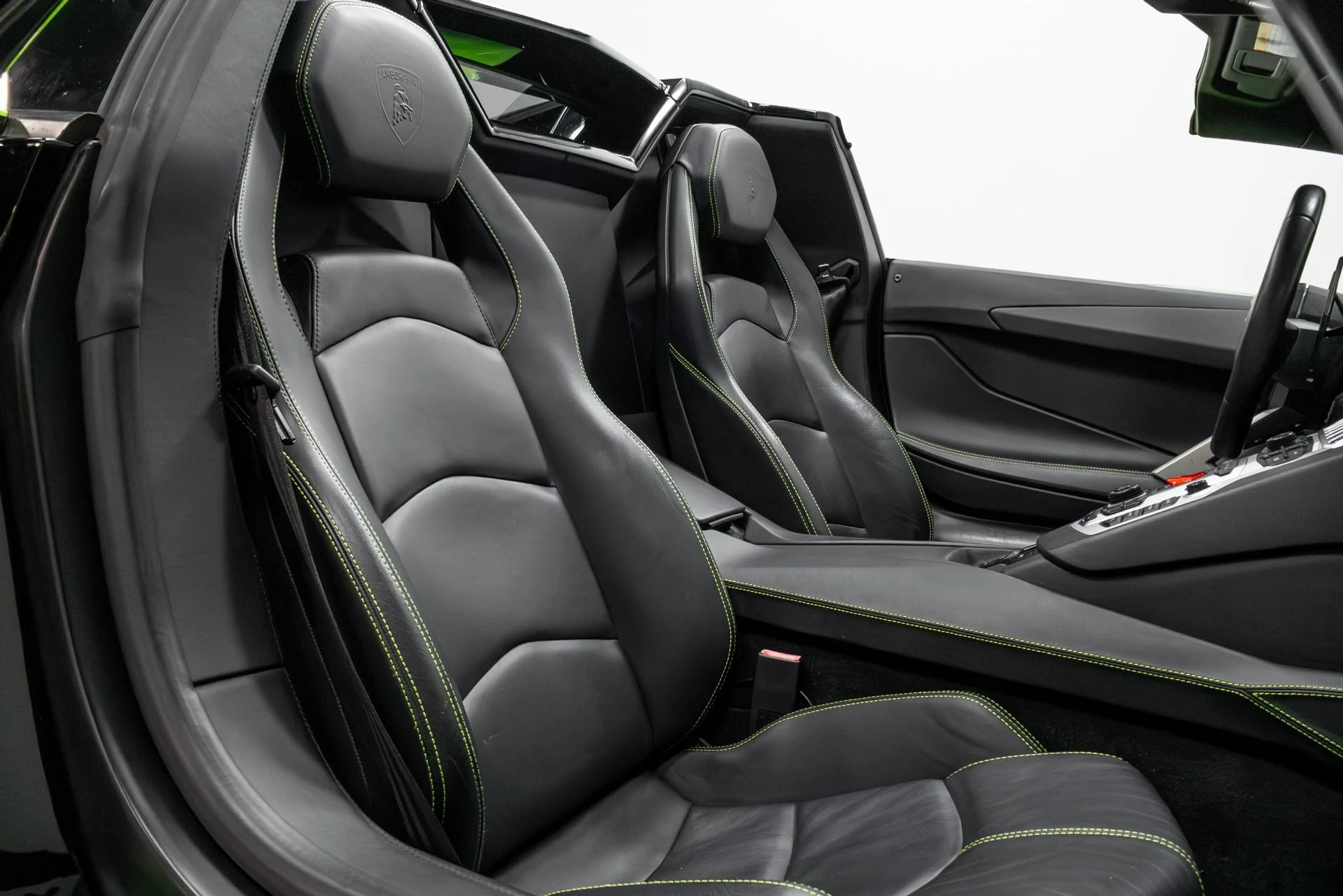 mph023_3325315607_Used_2015_Lamborghini_Aventador_1764723845_bde9f0458c