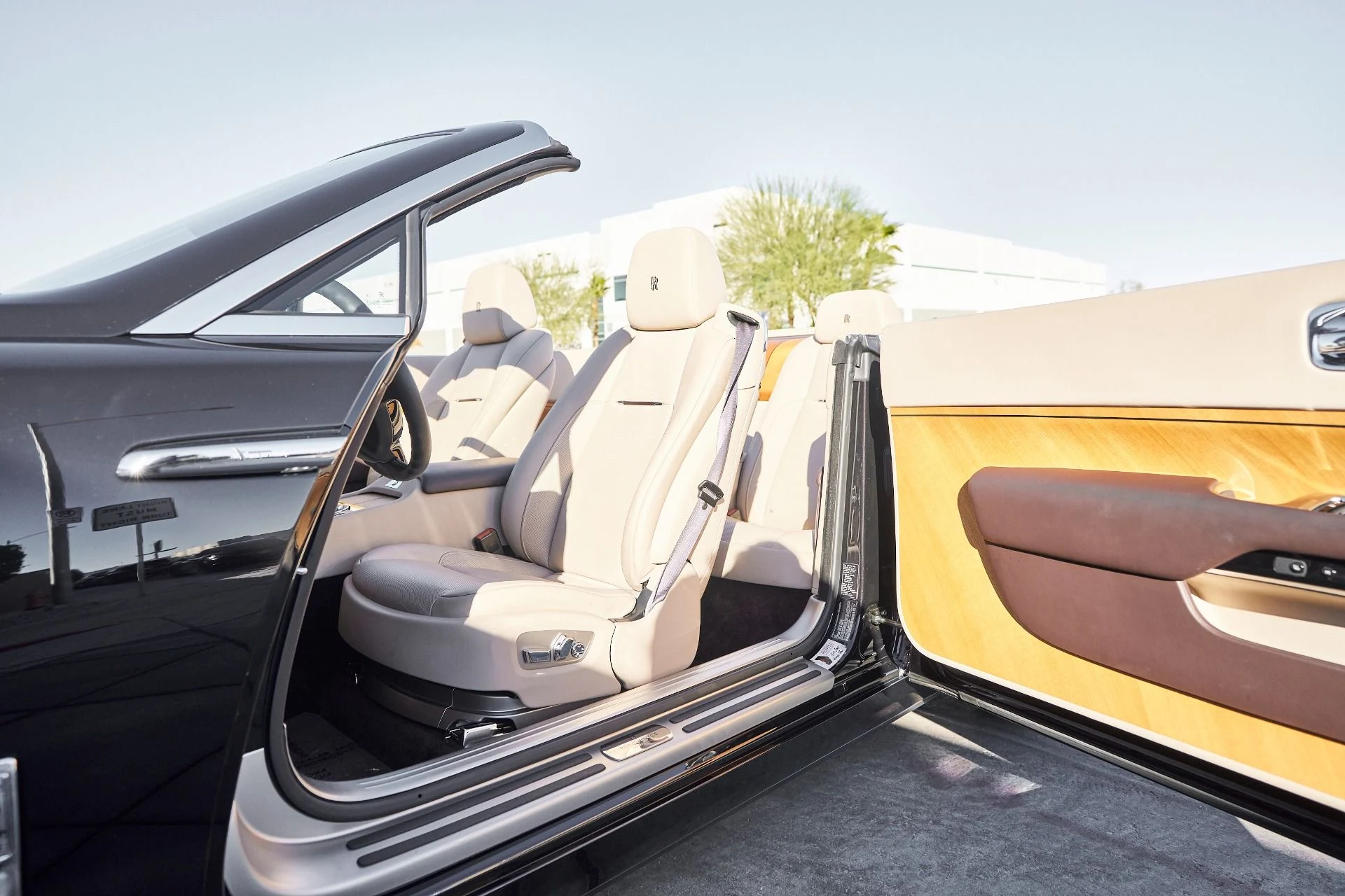 mph023_3355051992_Used_2020_Rolls_Royce_Dawn_Base_1762645801_85d13a35d1