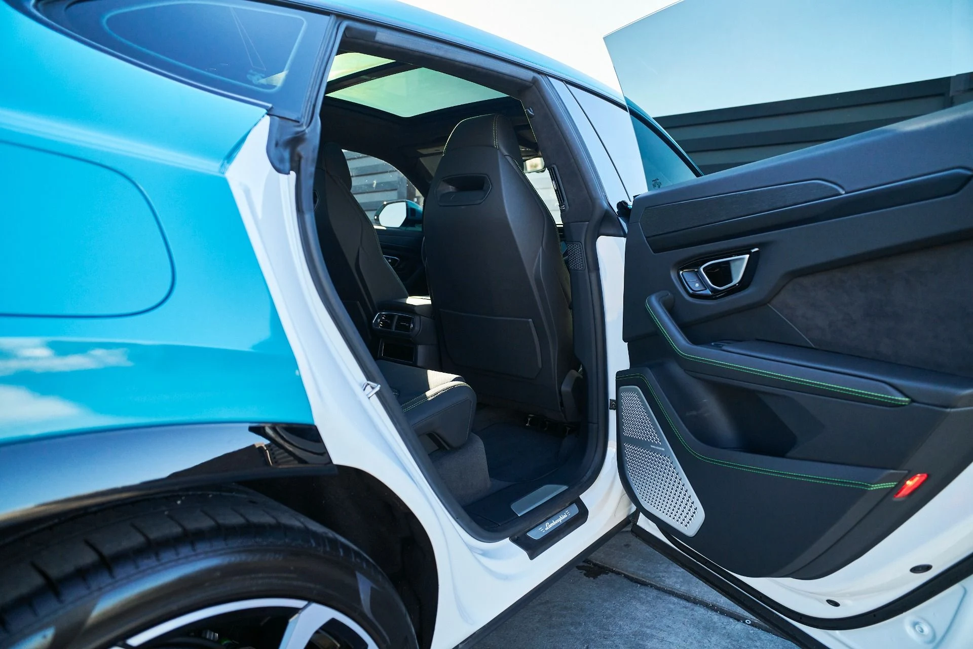 mph023_3380285034_Used_2021_Lamborghini_Urus_1765854468_3a3272caa9