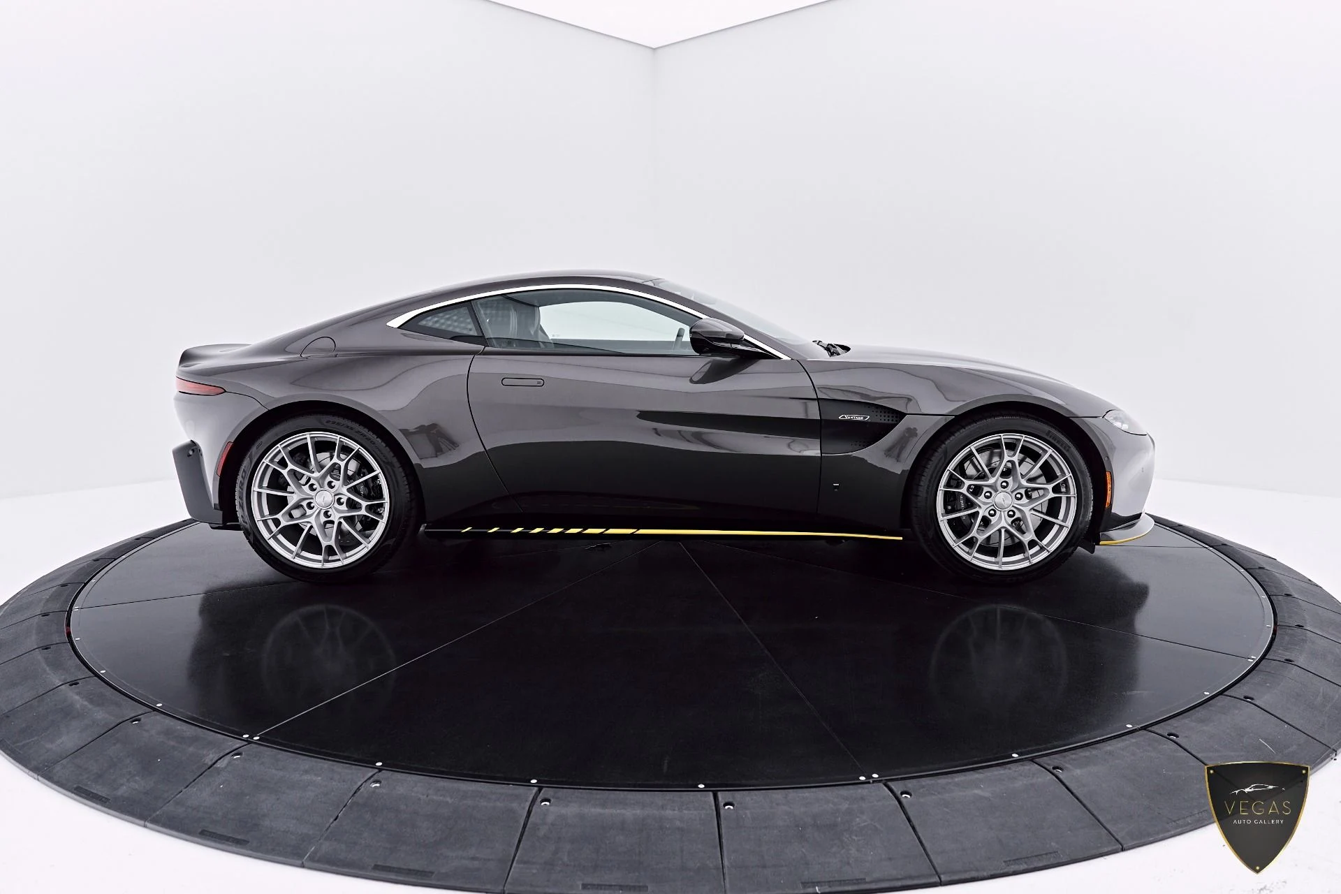 mph023_3394453074_Used_2021_Aston_Martin_Vantage_Base_1785210169_023133ed5b