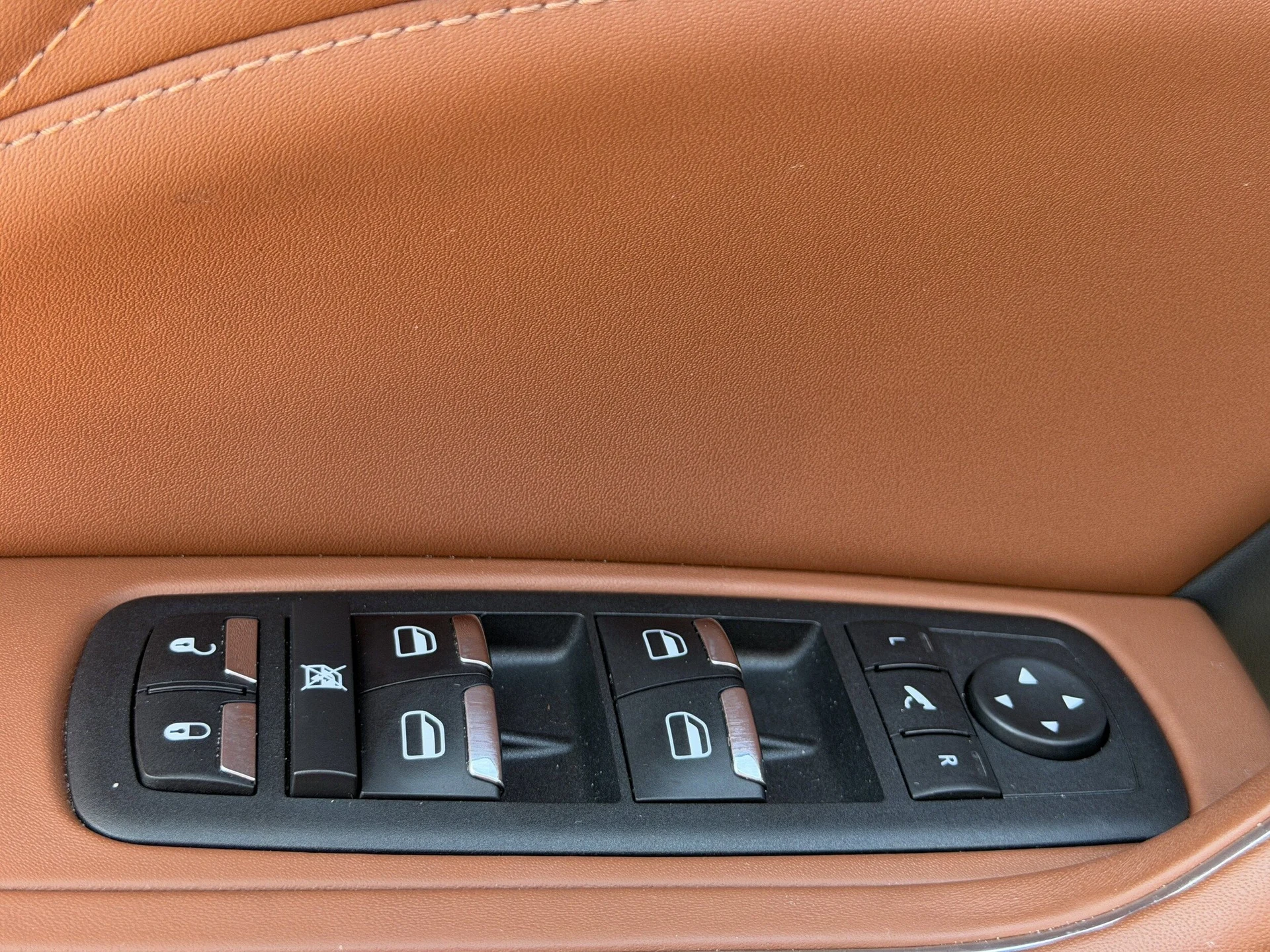 mph023_3403514372_d3bbbdef185a81f2ef0ff03635832534x_51686f3470