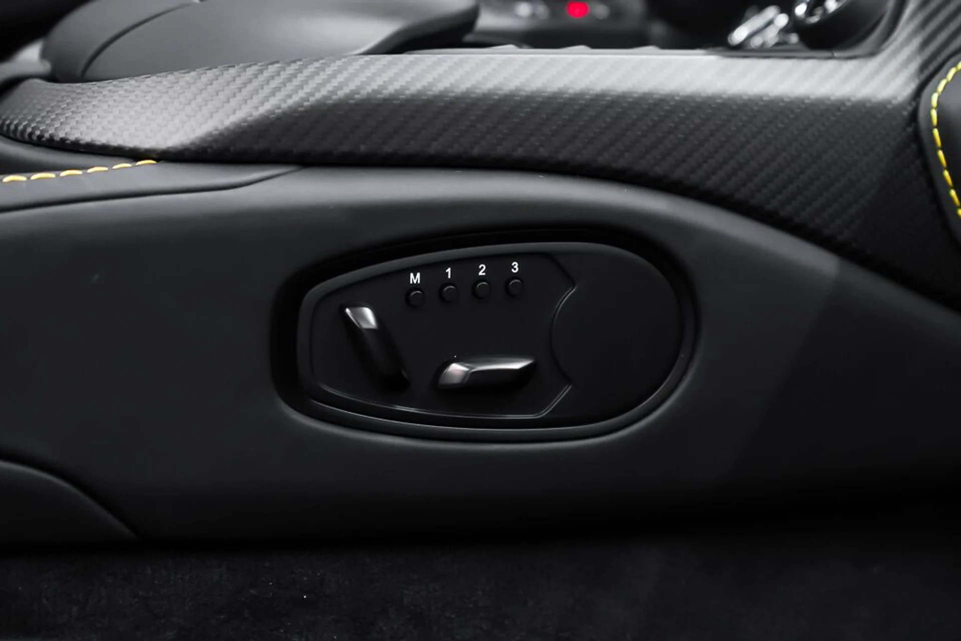 mph023_3430614705_aston_martin_vantage_2023_jpg_v_1773863537_5d30bd3d36