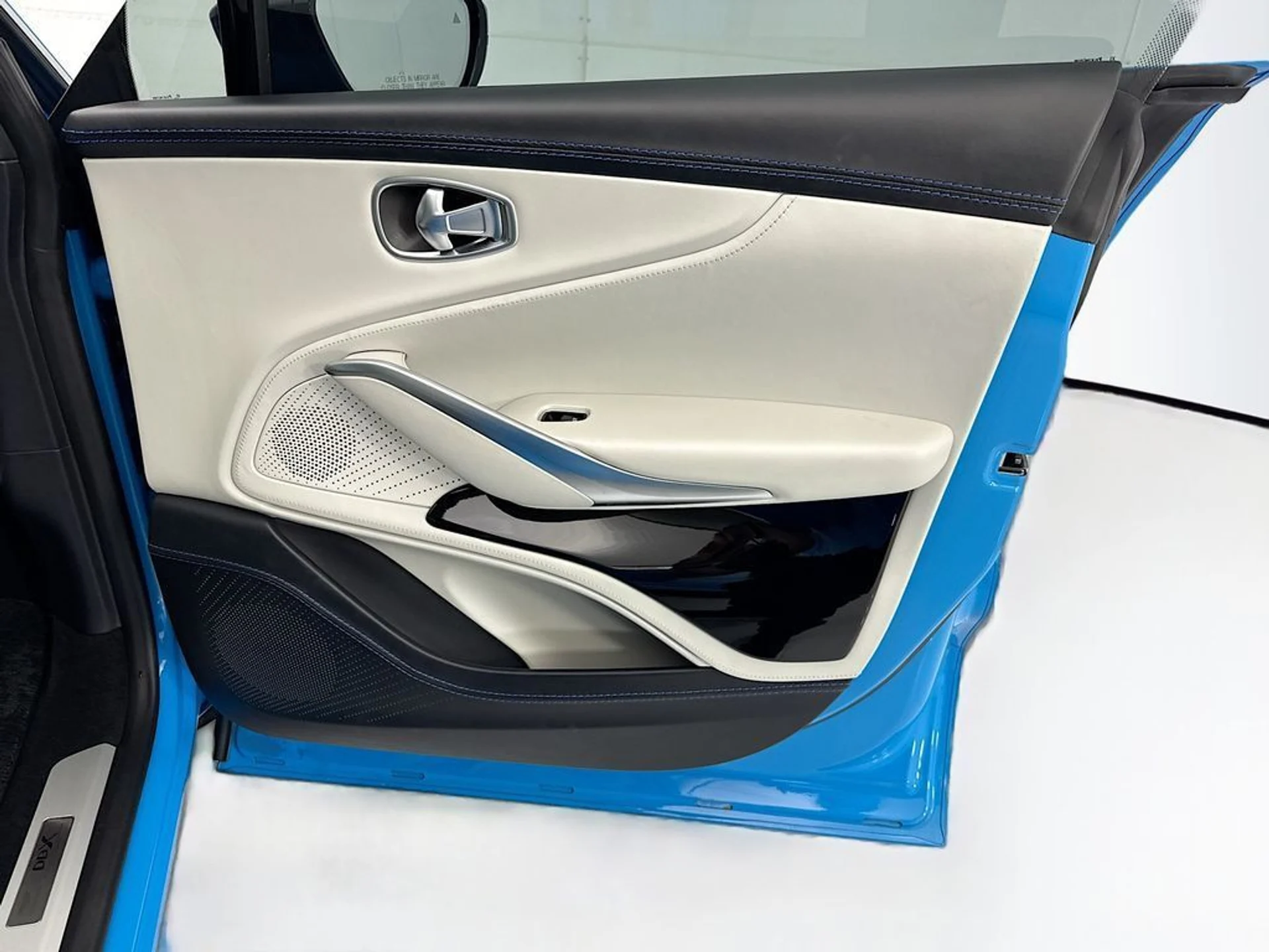 mph023_3431230995_used_2022_aston_martin_dbx_awd_8119_23003942_24_1024_36524eedb8