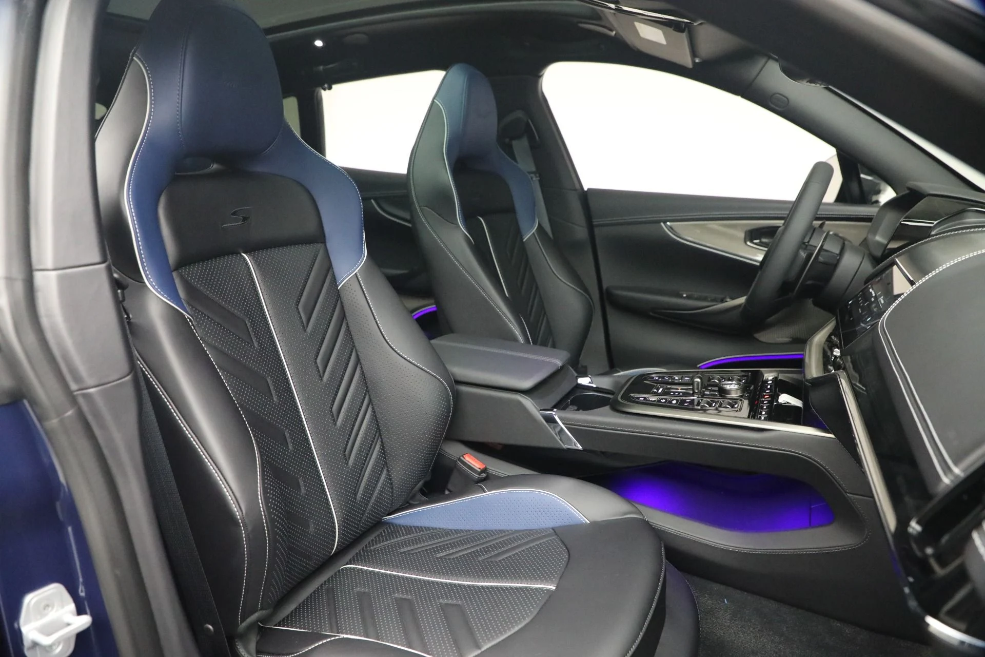 mph023_3445221846_New_2026_Aston_Martin_DBX_S_1779920374_04aebe371c