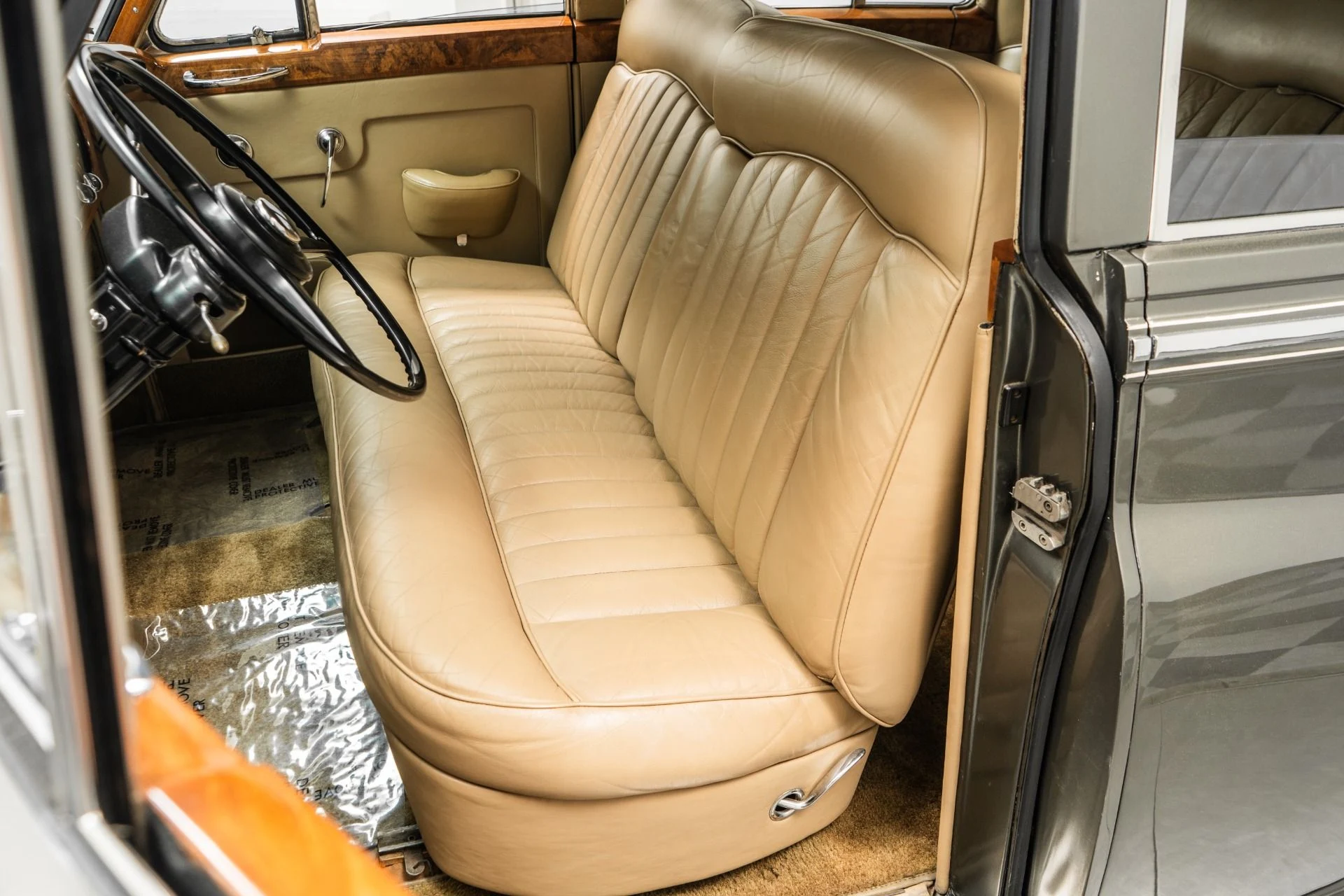 mph023_3456906276_Used_1960_Rolls_Royce_Silver_Cloud_II_Old_World_Luxury_Hand_Built_Craftsmanship_1757511500_f9ace83acf