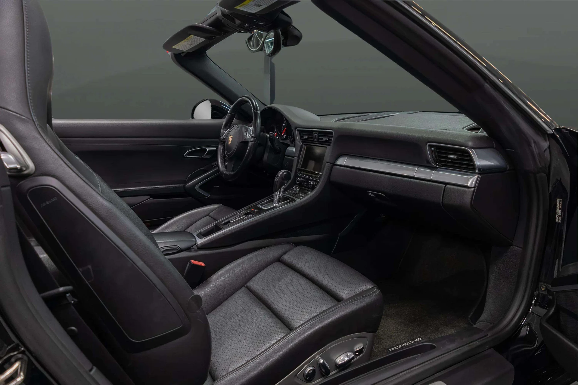 mph023_3457885881_b36be140_dec4_4941_b500_62a707056164_2_23_Interior_201220_Porsche2091120_Carrera20_Cabriolet2028_WP_0_CA_2_A98_CS_14039029_13_b5b89b0bb5