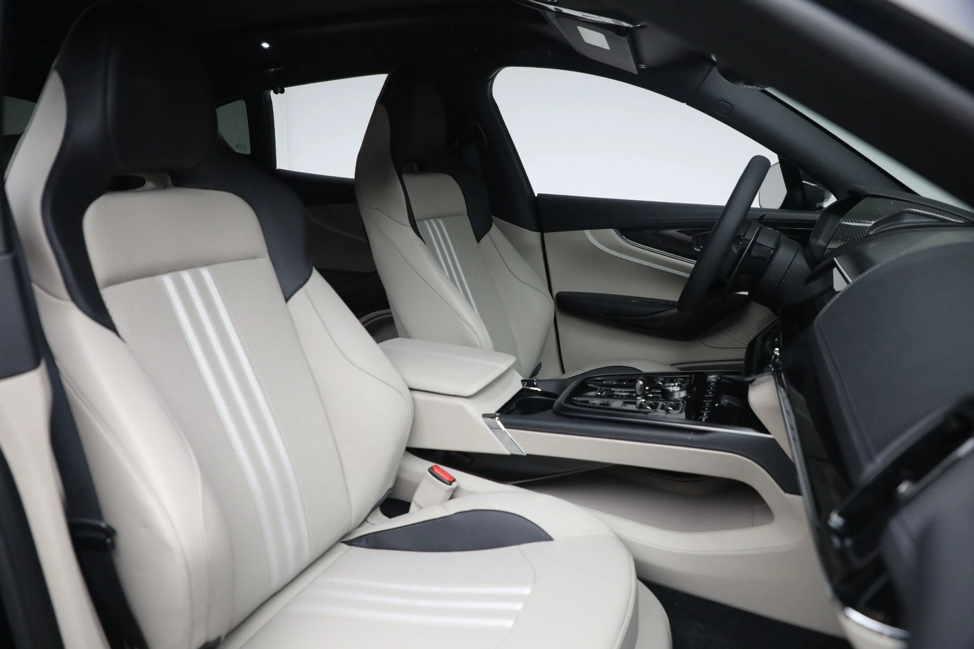 mph023_346208699_New_2025_Aston_Martin_DBX_707_822931974f