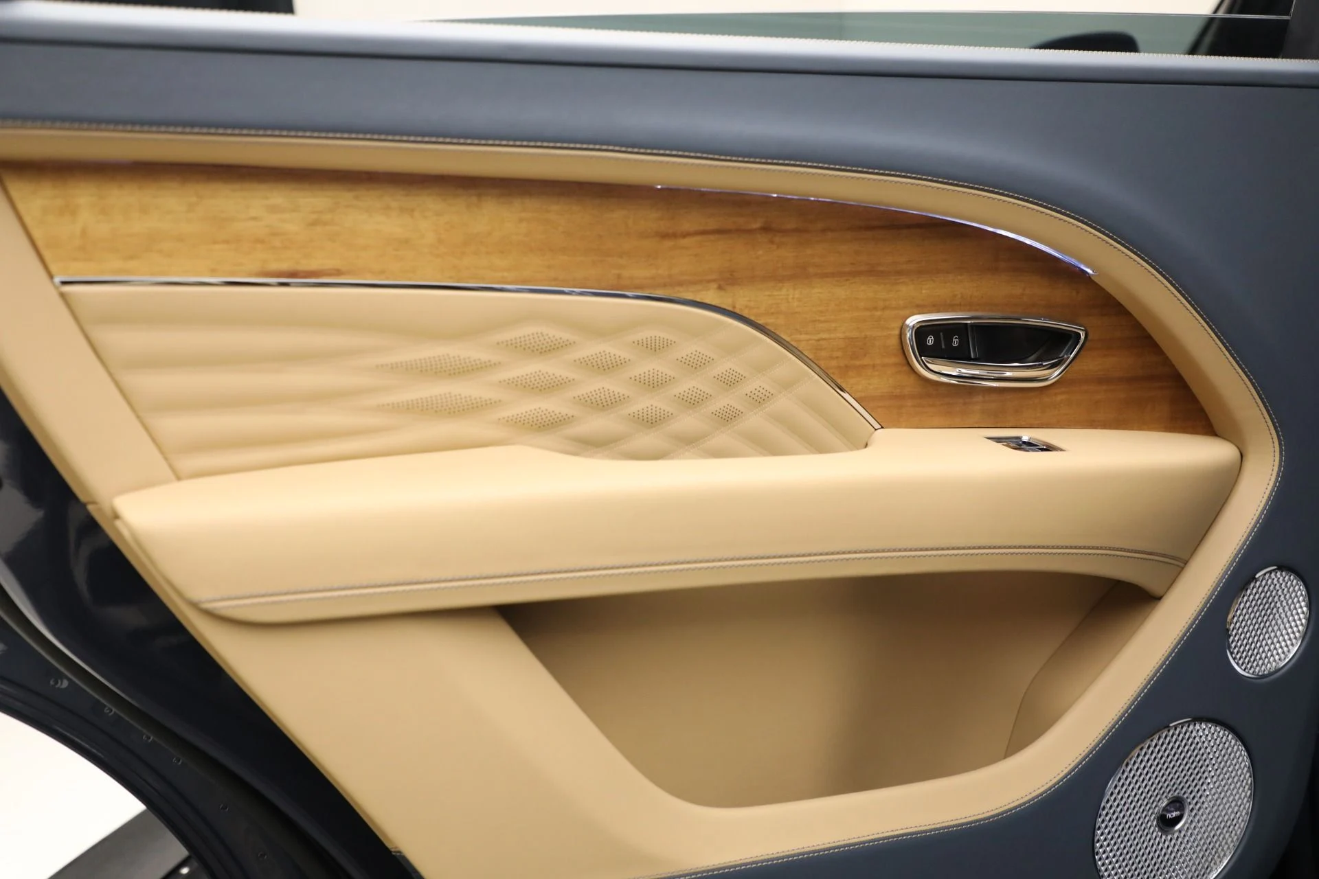 mph023_3478875603_New_2025_Bentley_Bentayga_EWB_Azure_V8_21817594a8