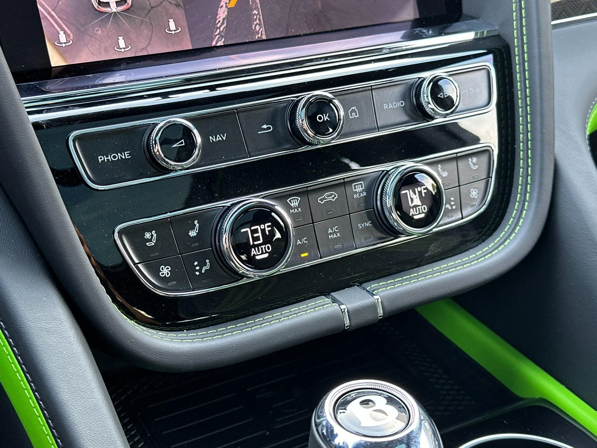 mph023_350814336_New_2025_Bentley_Bentayga_V8_1760604181_e78d32658b