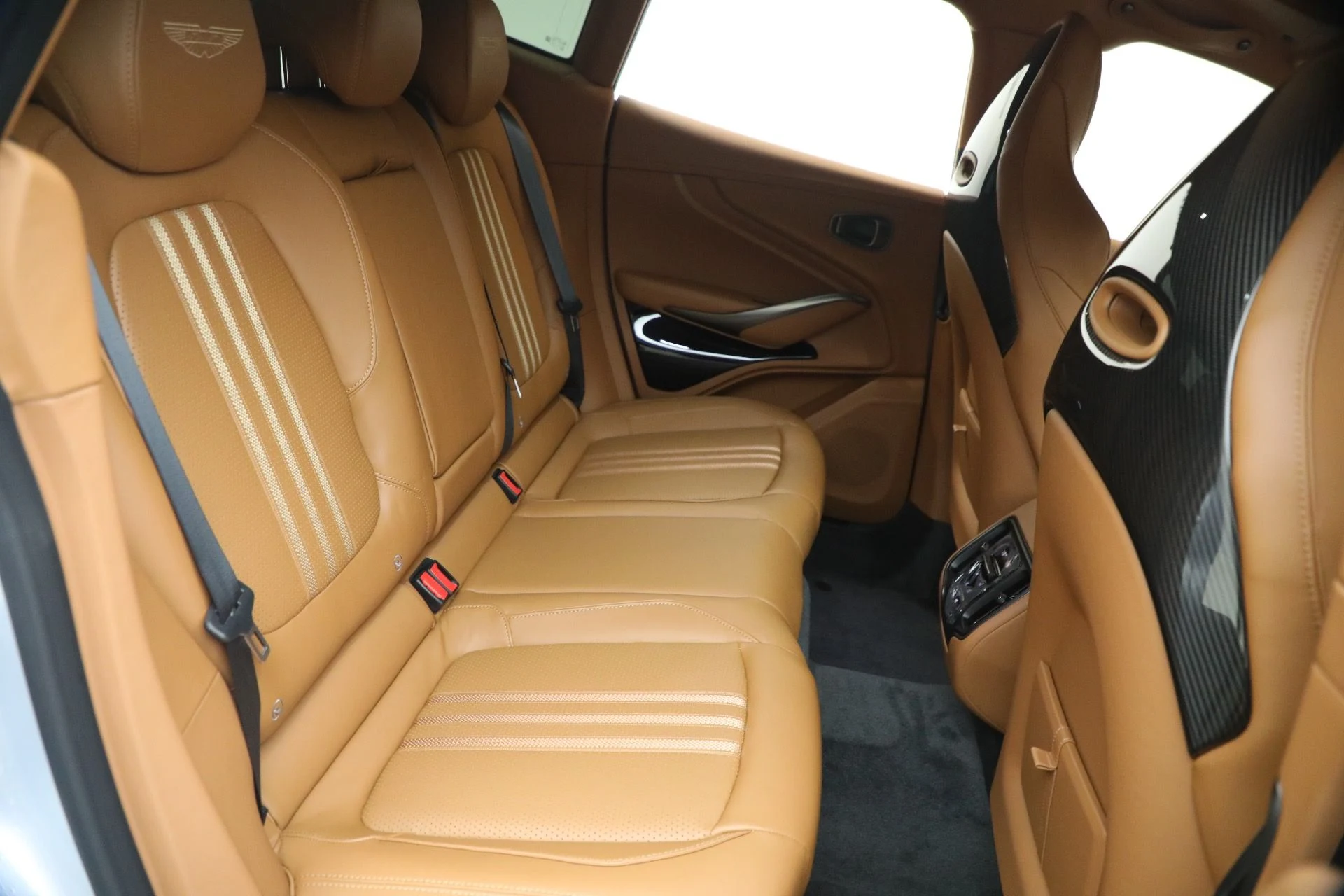 mph023_3511858353_New_2026_Aston_Martin_DBX_707_1767986602_21f3ef4d25