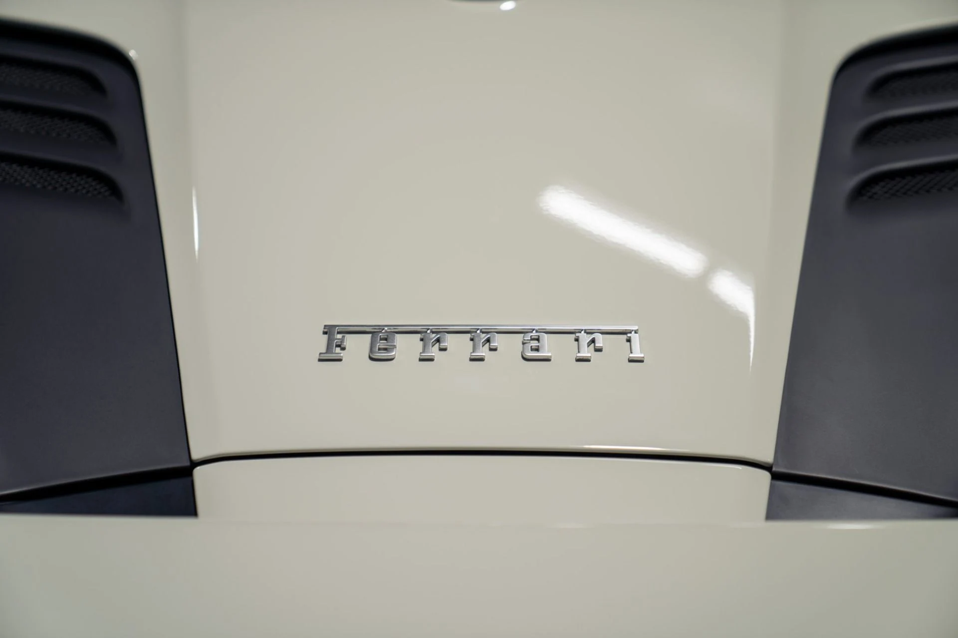 mph023_3525851176_Used_2023_Ferrari_F8_Spider_Passenger_Display_Front_Lift_1785938596_4e1a2a389f
