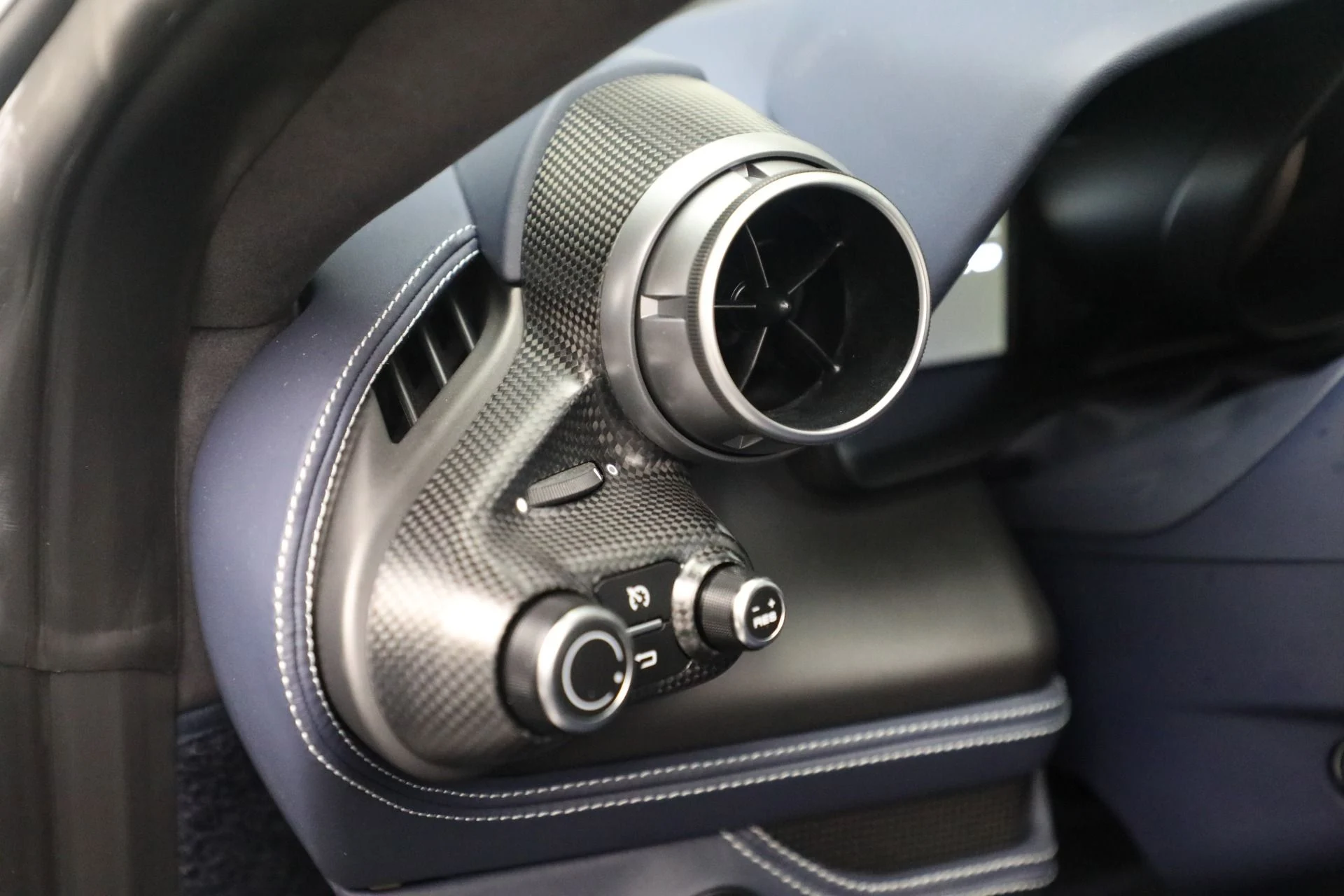 mph023_3549257865_Used_2022_Ferrari_F8_Tributo_1749145570_6b65405759