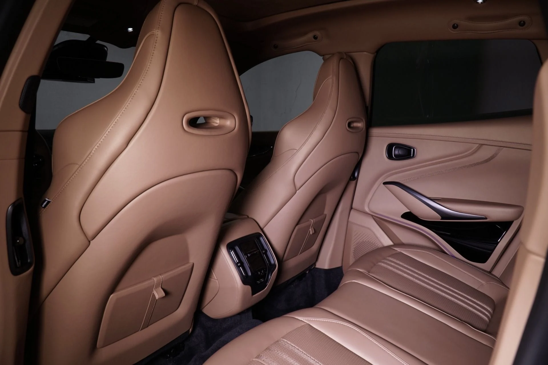 mph023_3557762758_New_2026_Aston_Martin_DBX_707_1762322943_932162d024