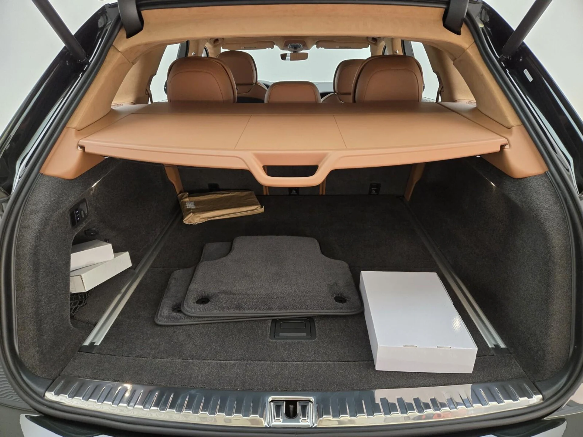 mph023_3559666754_Used_2024_Bentley_Bentayga_V8_1743763212_0d43f153f9