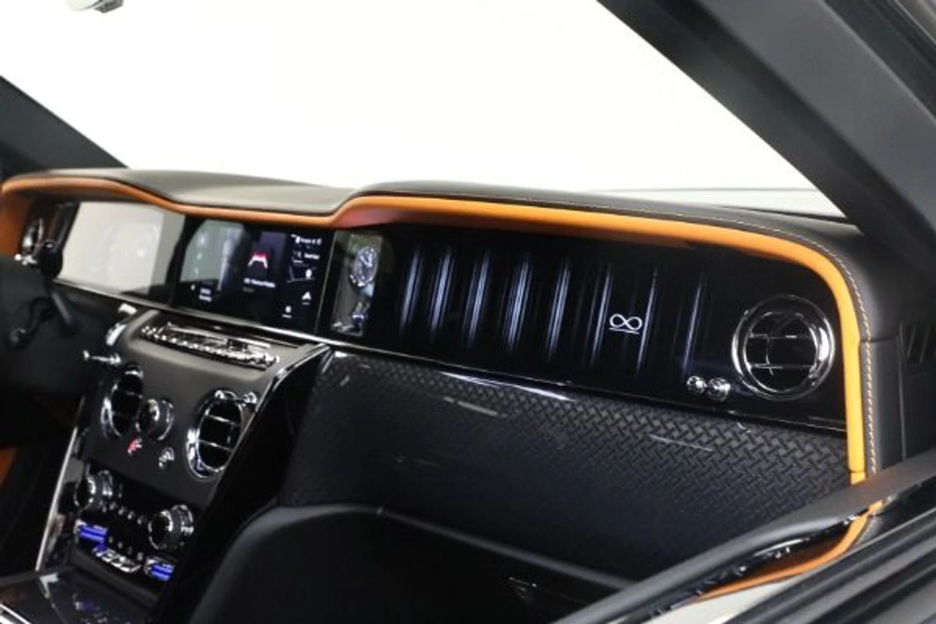 mph023_3560625411_New_2026_Rolls_Royce_Black_Badge_Cullinan_73d1096182