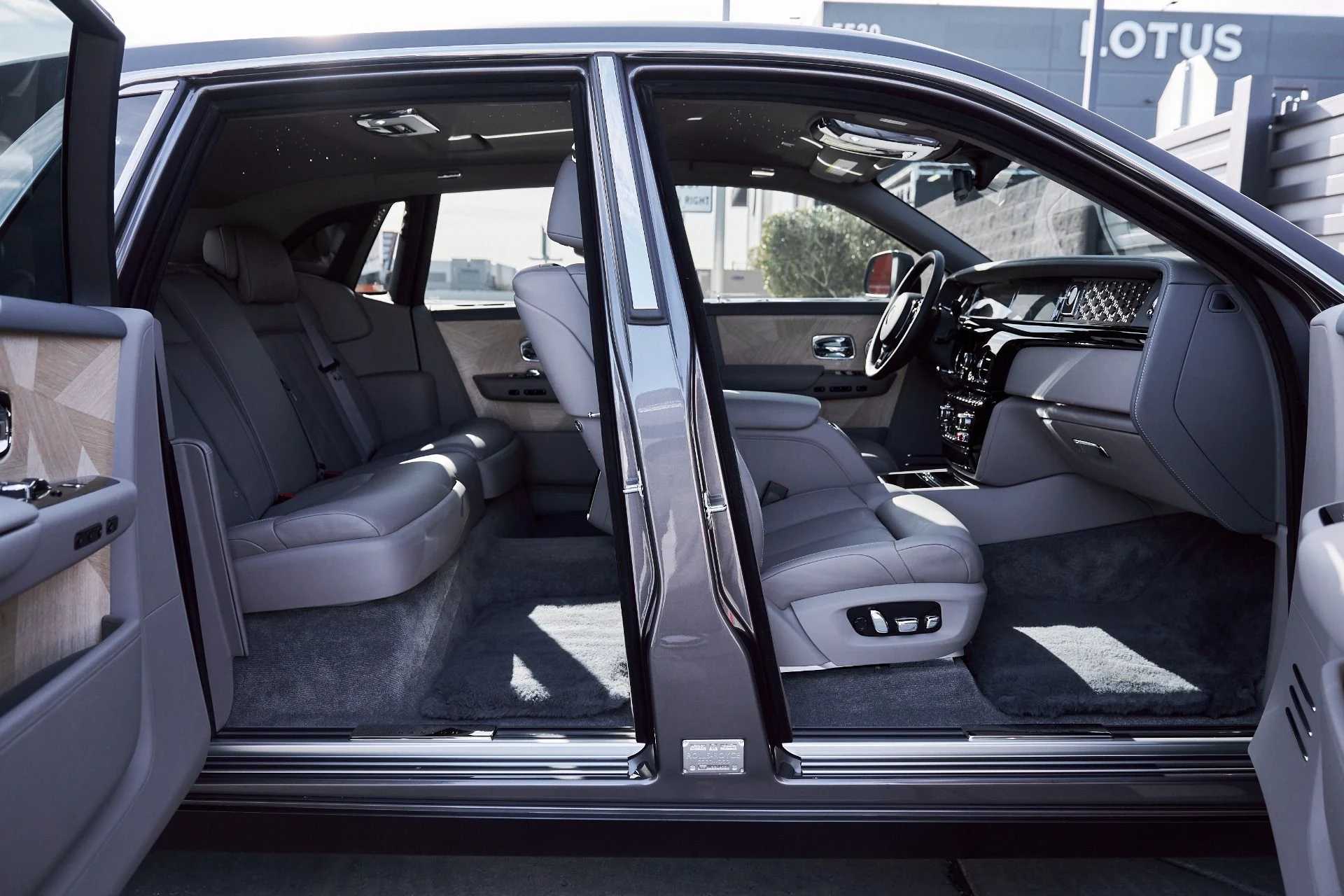 mph023_3566158357_Used_2025_Rolls_Royce_Phantom_Base_1769480893_318208cba9