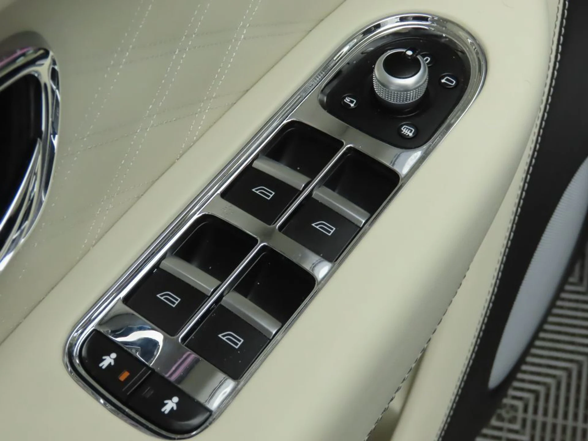 mph023_3570677361_used_2023_bentley_bentayga_ewb_8119_22900823_24_1024_b60fdb1167