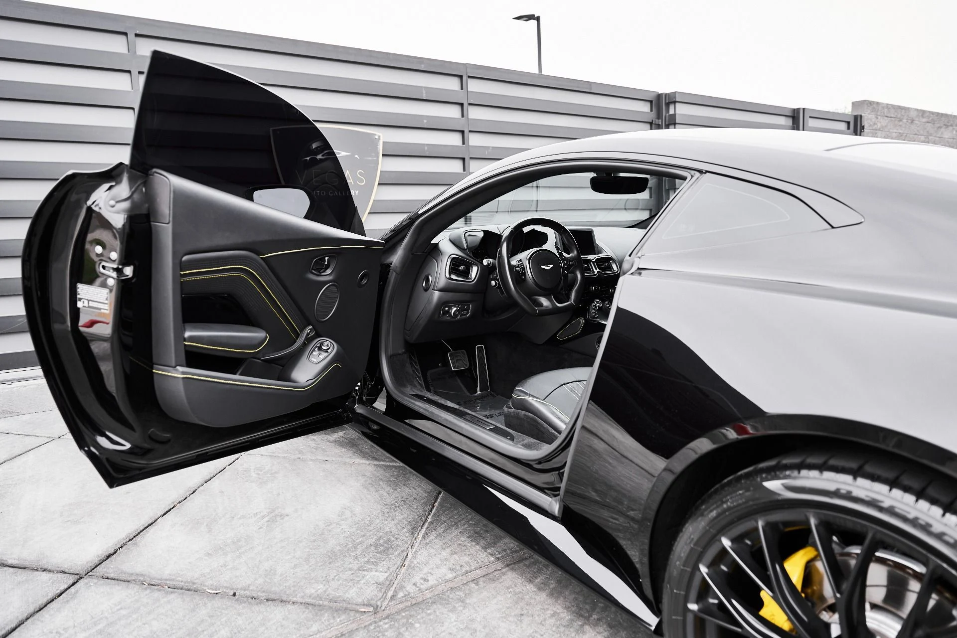 mph023_3570865787_Used_2023_Aston_Martin_Vantage_1775333321_530db81c29