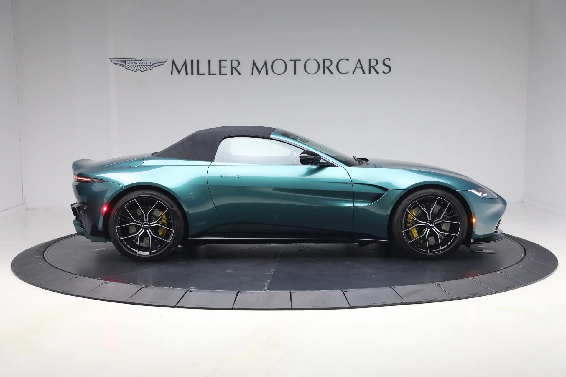 mph023_3574837906_Used_2023_Aston_Martin_Vantage_V8_1791917155_cb35ff455f