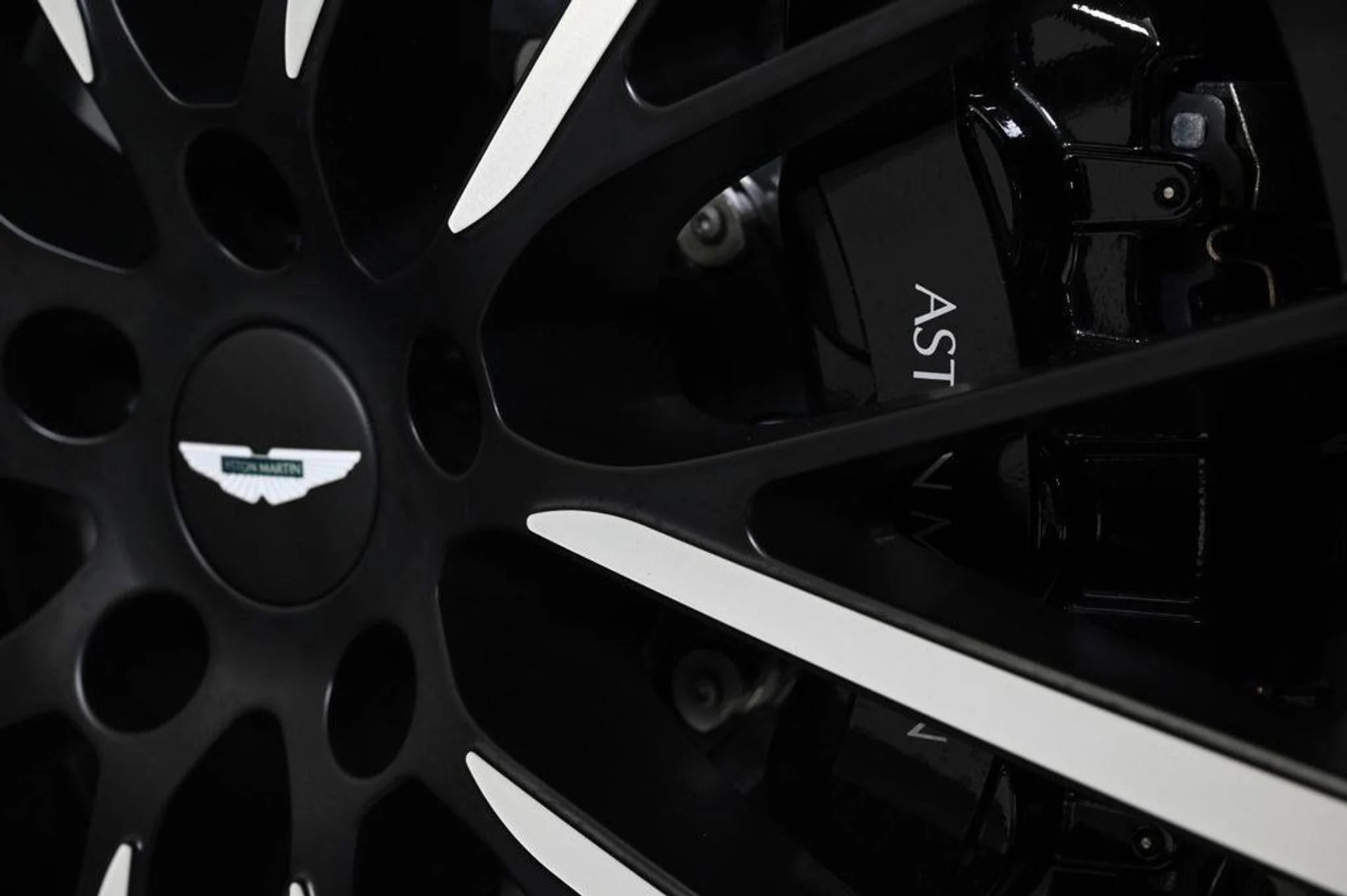mph023_3588476568_new_2025_aston_martin_dbx_707awd_11350_22854869_23_1024_6e5edd074c