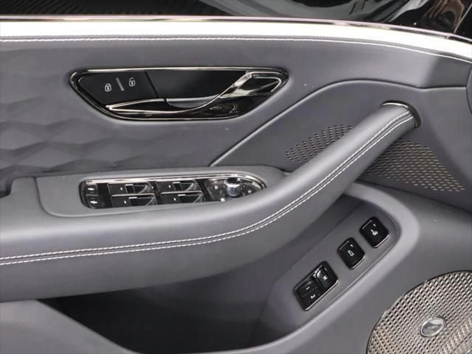 mph023_3593877671_new_2025_bentley_flying_spur_speedsedan_8119_22748224_24_640_f0f5cc1ff3