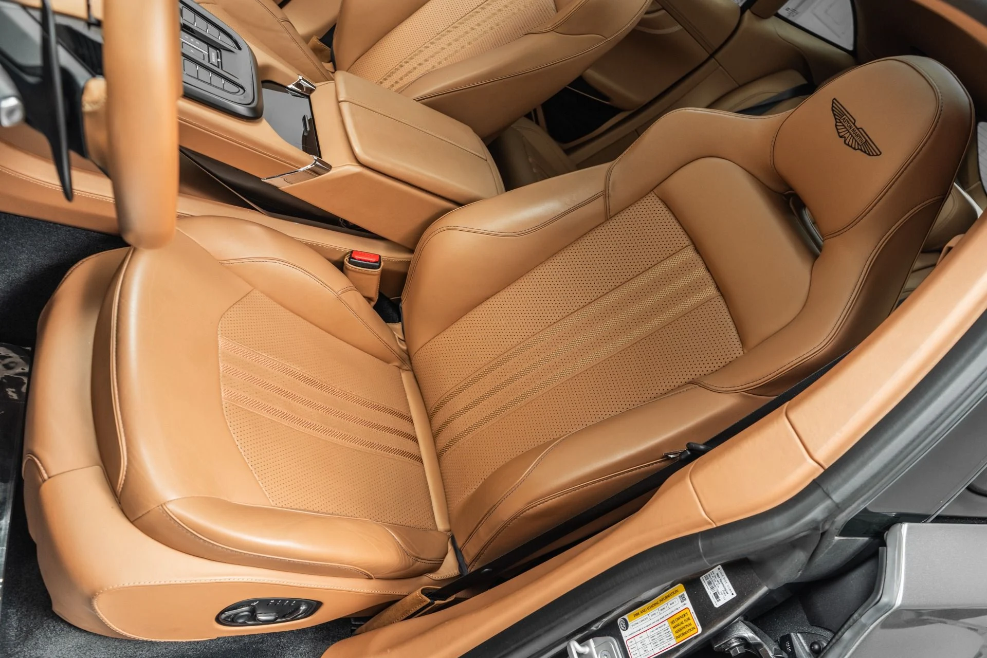 mph023_3598669930_Used_2025_Aston_Martin_DBX_707_1780350121_034f60bdec