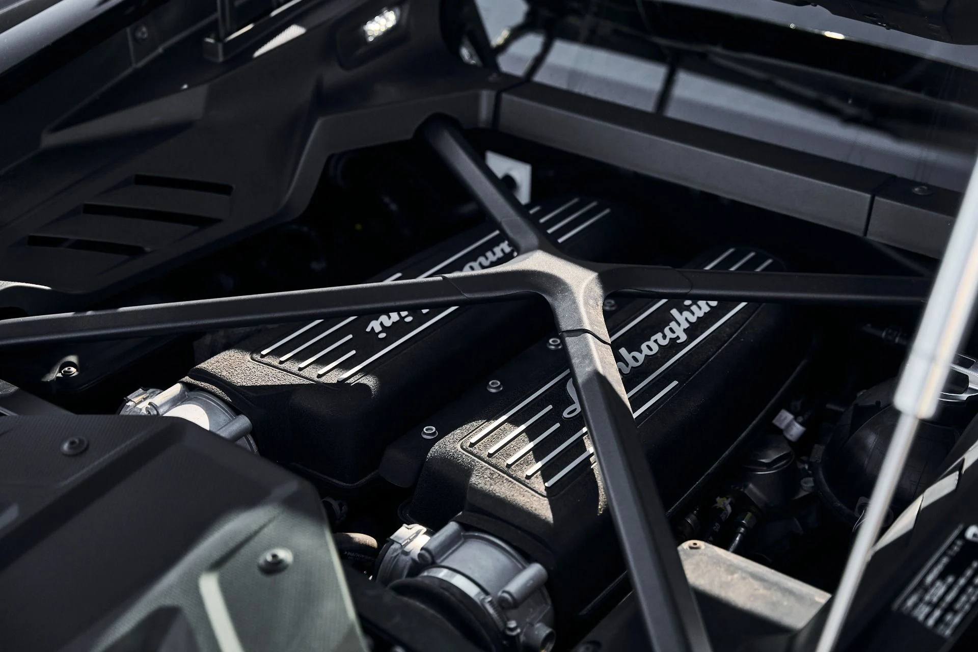 mph023_3602327171_Used_2021_Lamborghini_Huracan_EVO_Base_1774404962_d3ef8ef592