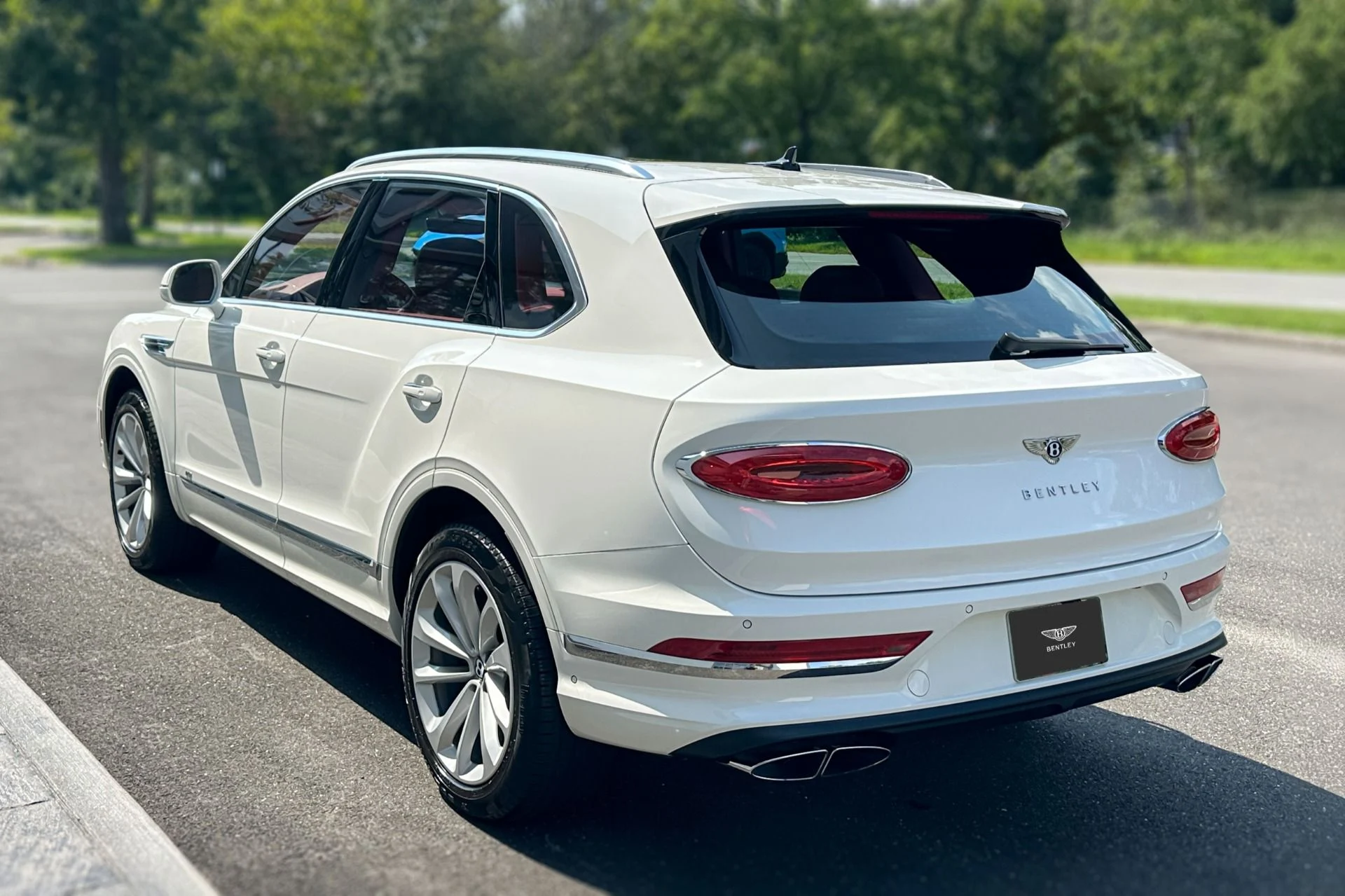 mph023_3630669470_Used_2022_Bentley_Bentayga_V8_1786356429_18d207f9ac