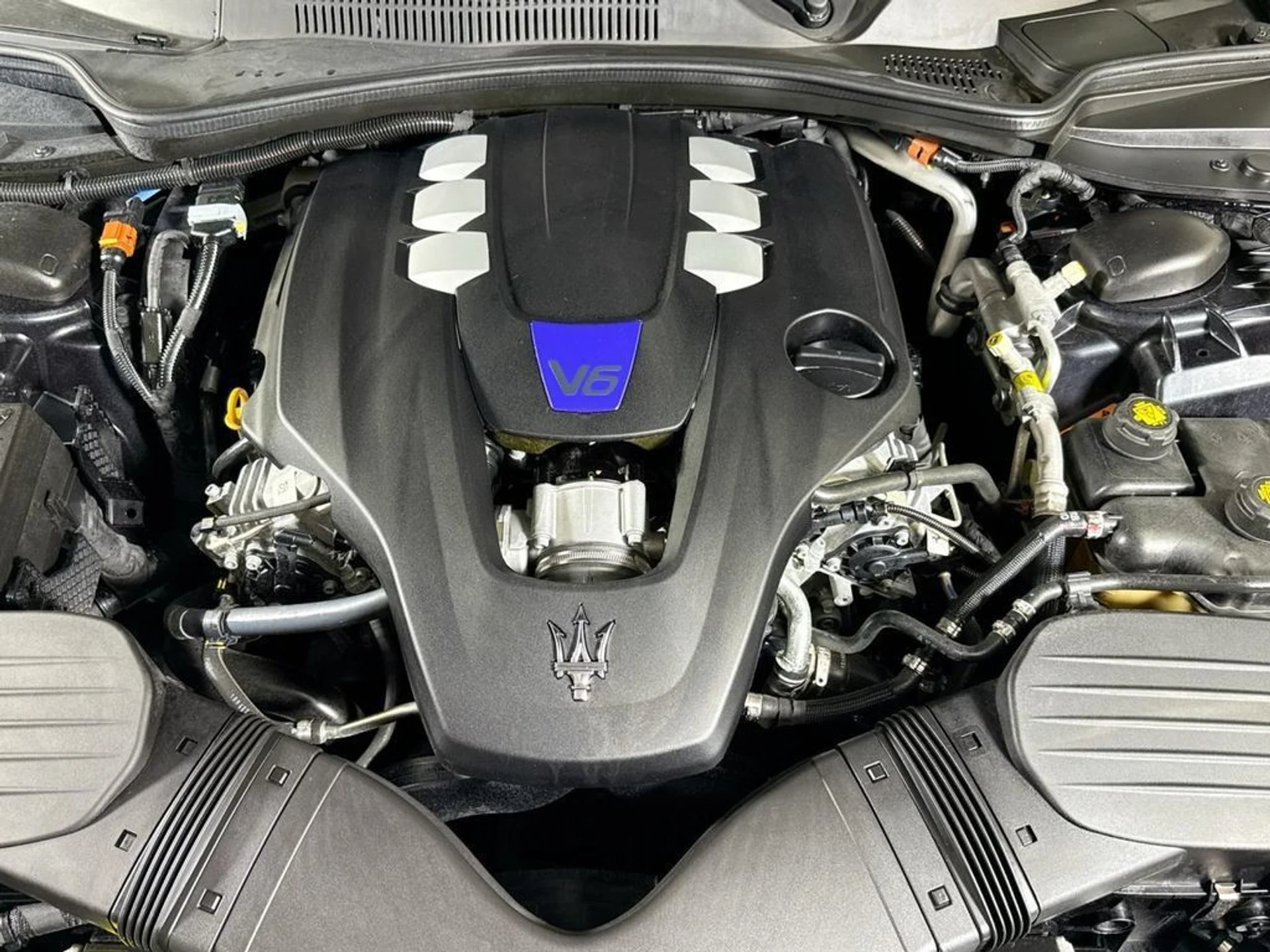 mph023_3633514924_used_2022_maserati_ghibli_modena_11350_23041612_24_1024_75722d288d