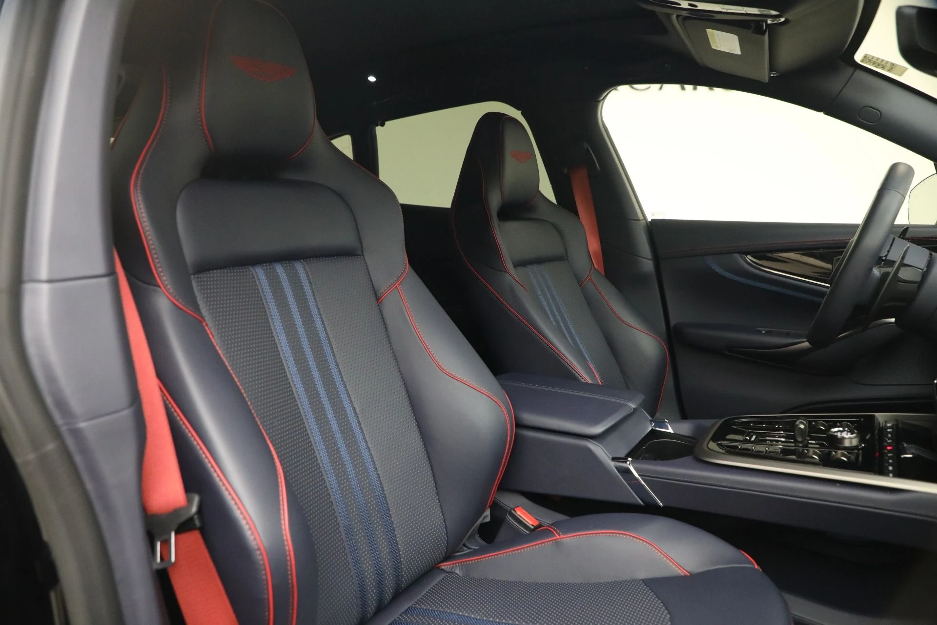 mph023_3660594484_Used_2025_Aston_Martin_DBX_707_1790965010_f08289aa4e