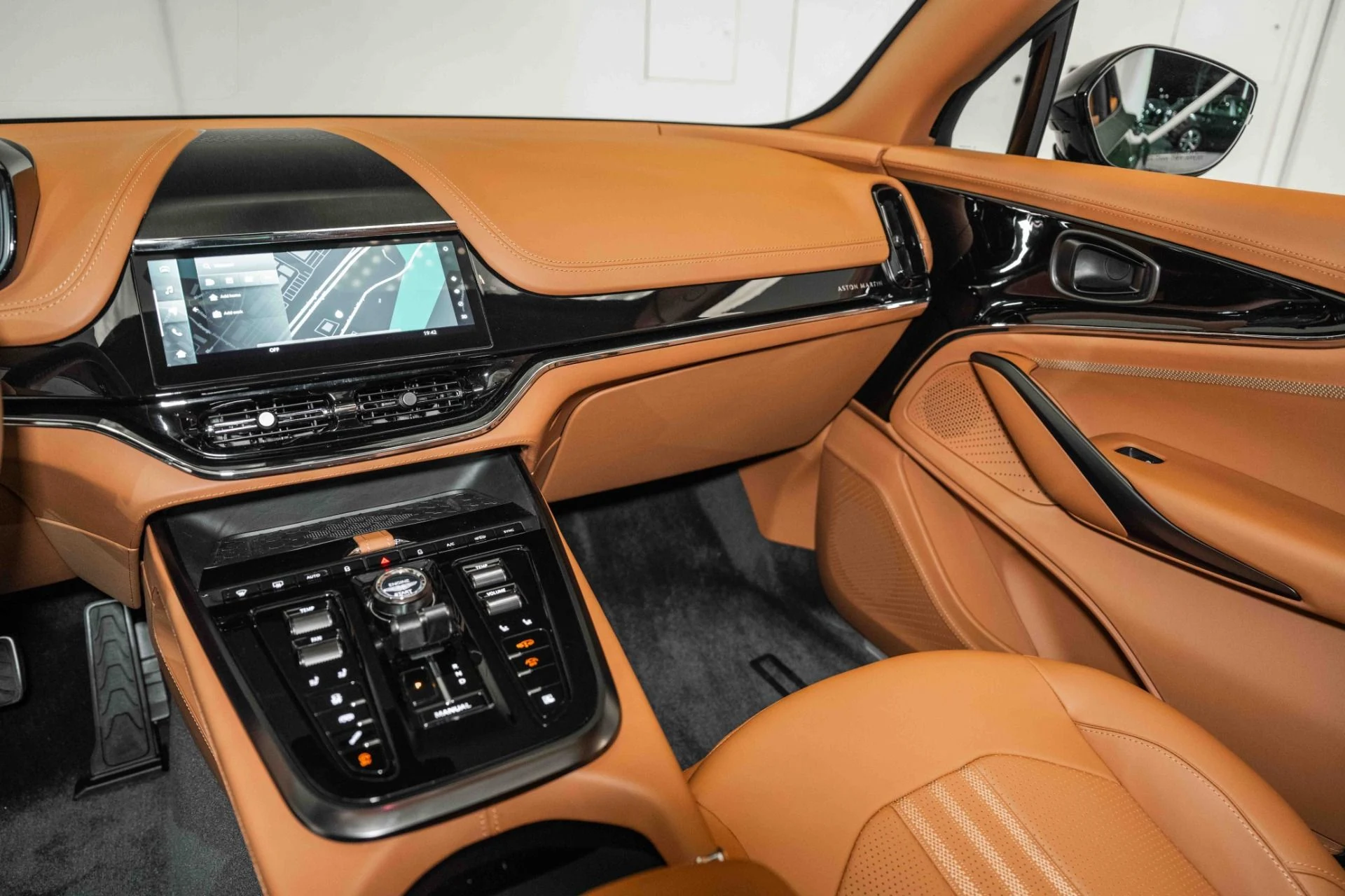 mph023_3679523475_Used_2025_Aston_Martin_DBX_707_1730812755_94ec156203