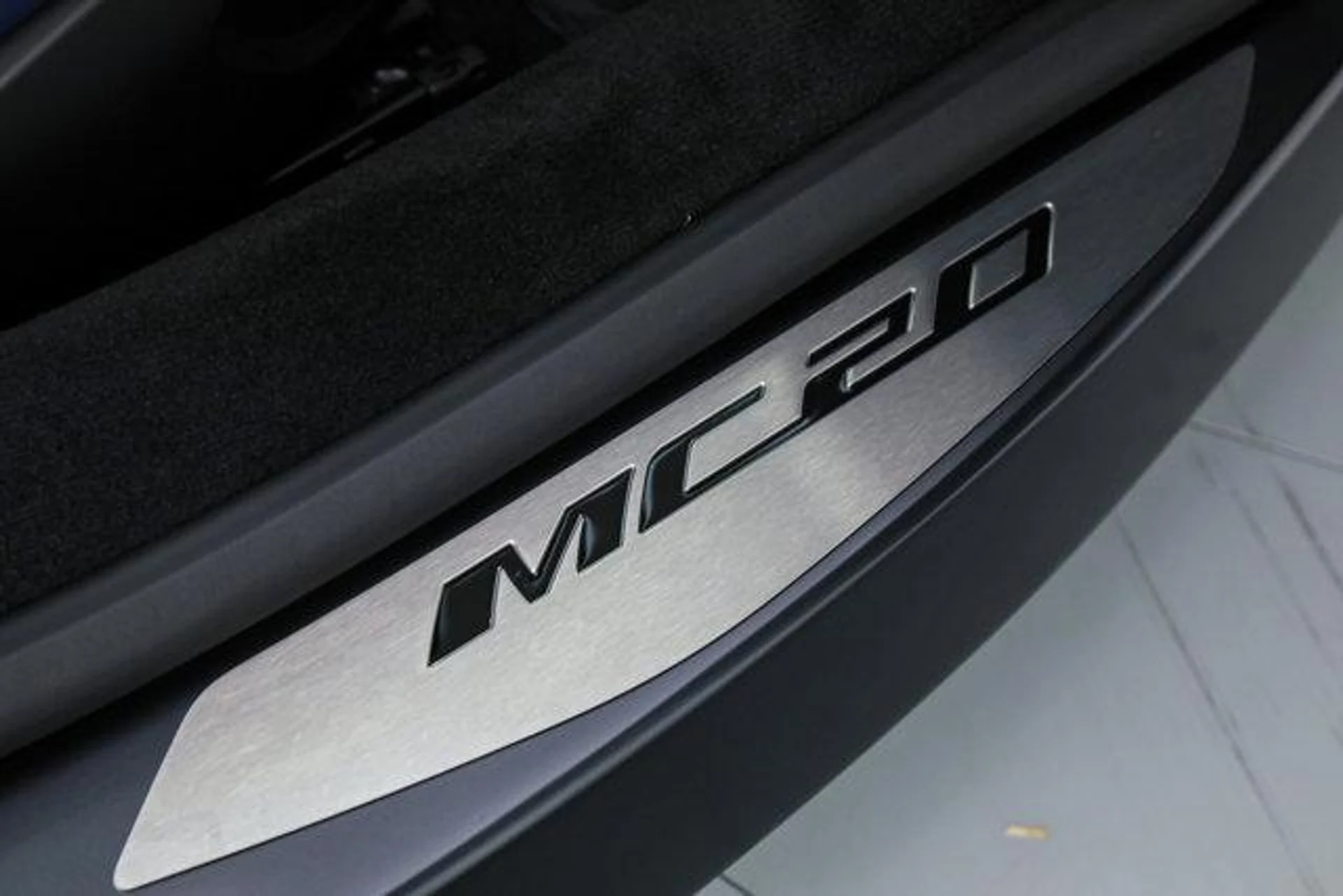 mph023_3691783156_e_Dct0q9frg19_Qhrw2_Rn_USBUT_04_A_3e86341432