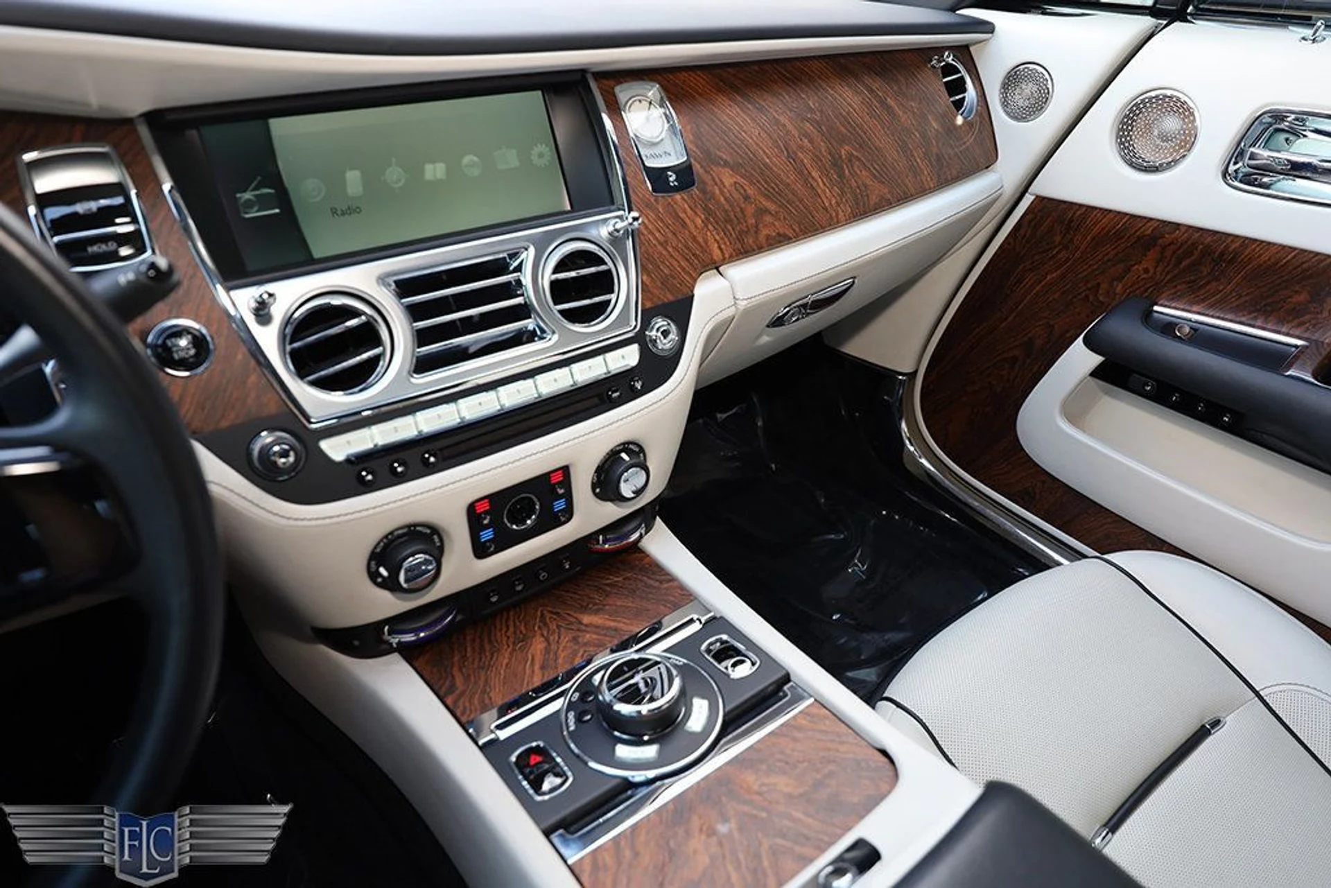 mph023_3700201880_used_2017_rolls_royce_dawn_convertible_6305_22967978_24_1024_7aee346162