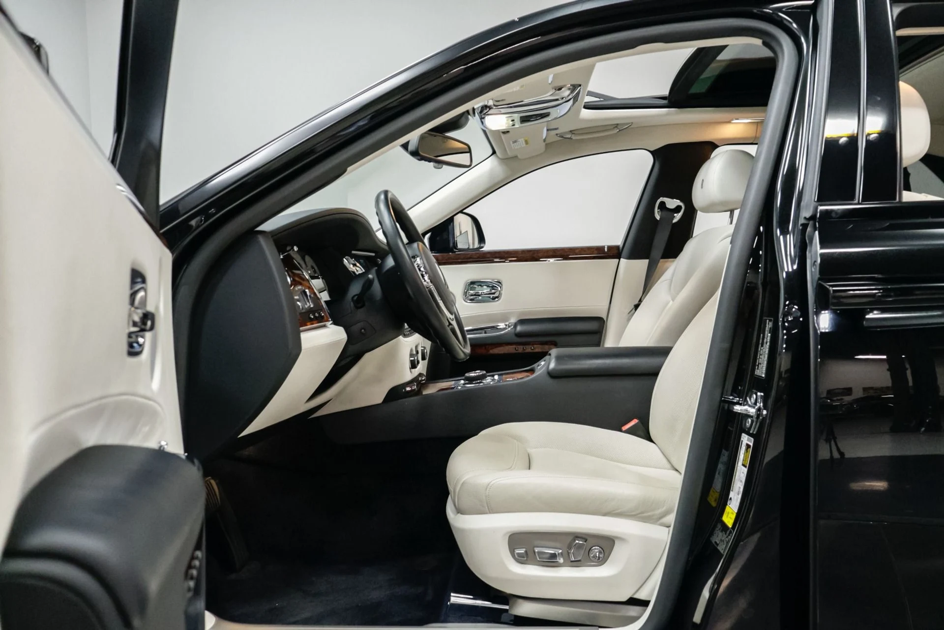 mph023_3707724482_Used_2015_Rolls_Royce_Ghost_Base_1760537897_f5c0632cbb