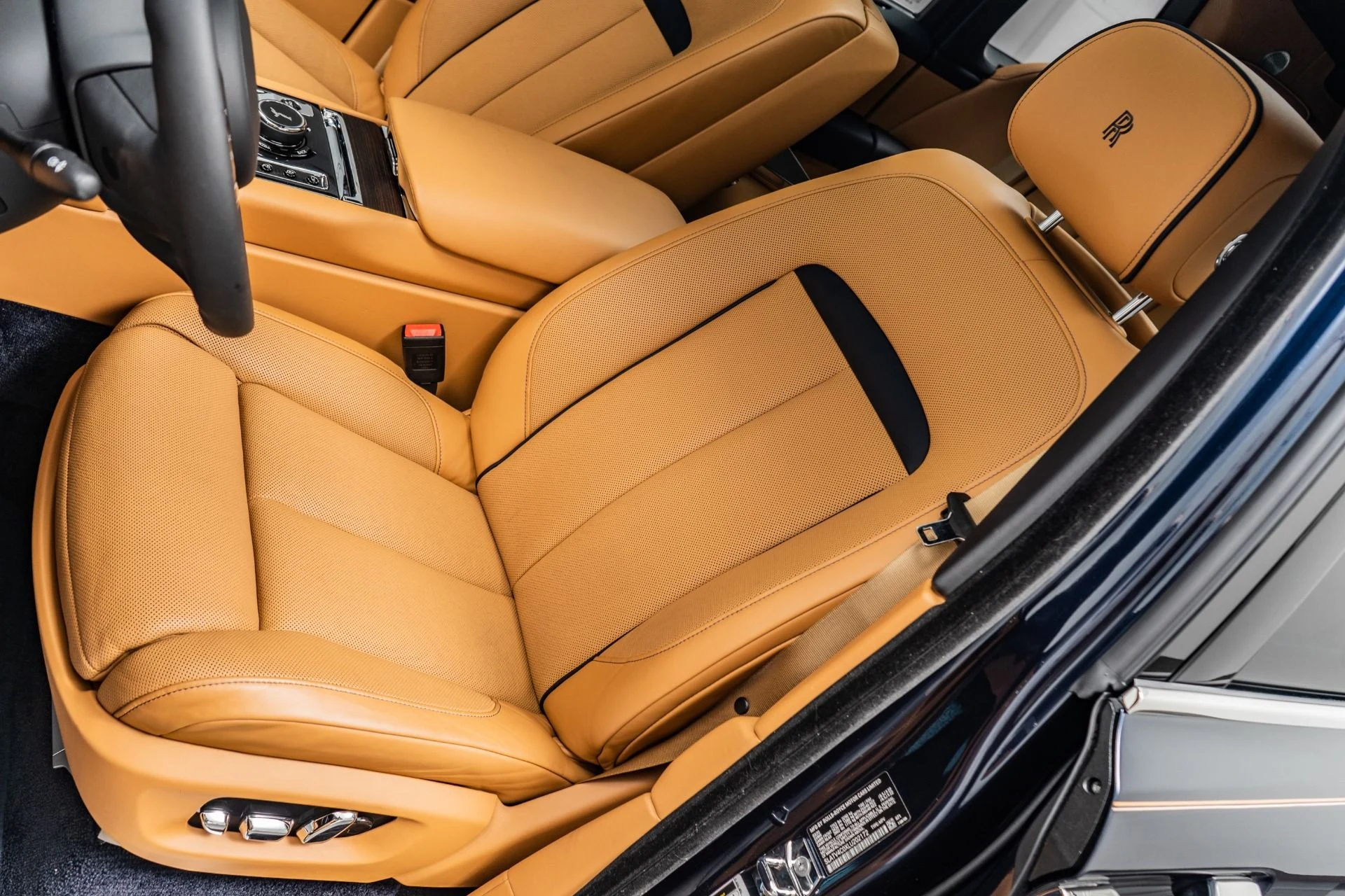 mph023_3712817156_Used_2020_Rolls_Royce_Cullinan_Rear_Theatre_Configuration_Bespoke_Audio_Picnic_Tables_1785529076_e030290784