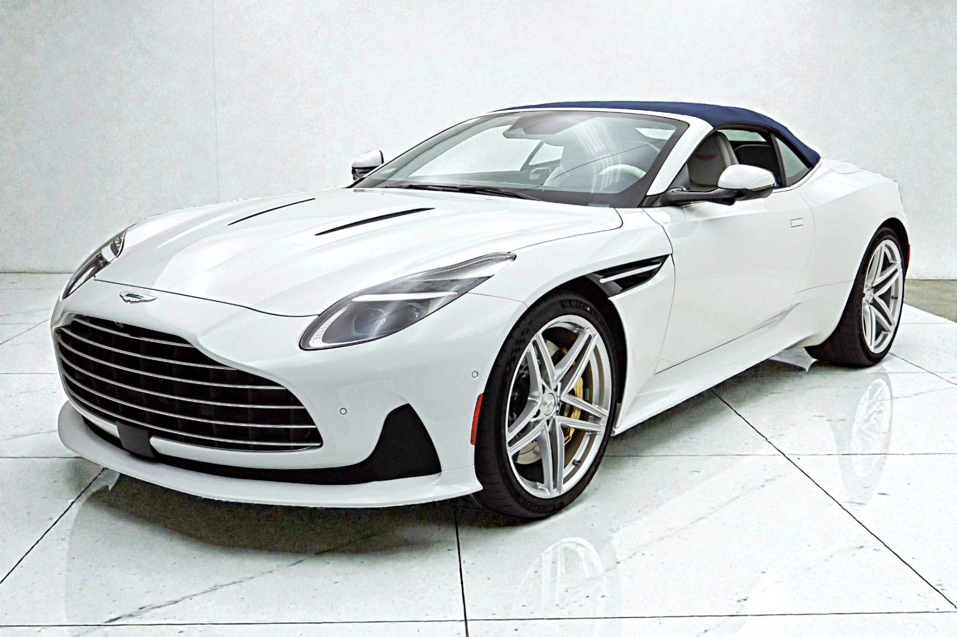 mph023_3727792014_Used_2026_Aston_Martin_DB_12_Volante_45a5c38ca2