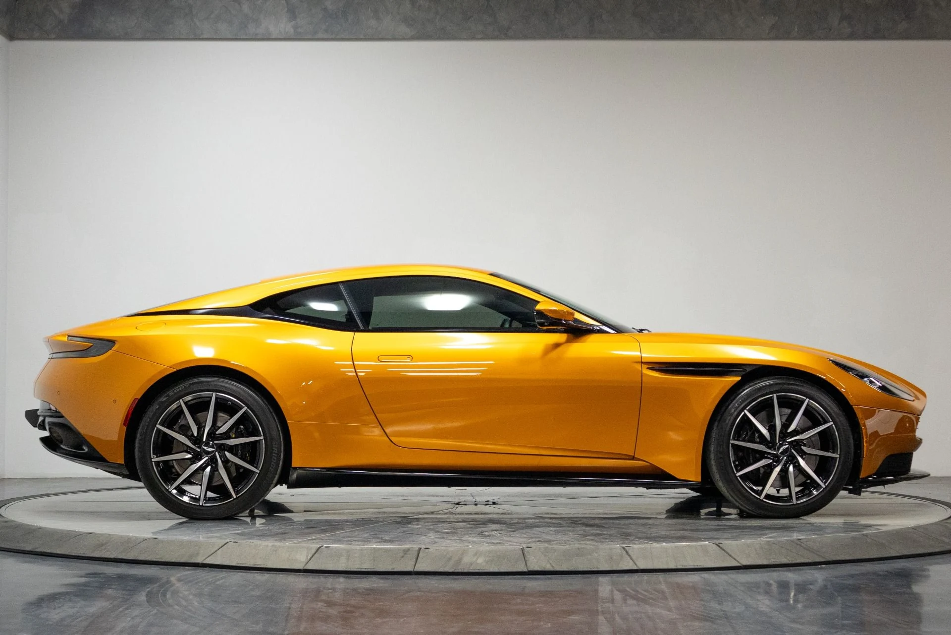 mph023_3728617054_Used_2018_Aston_Martin_DB_11_1761056819_9fb7d51887