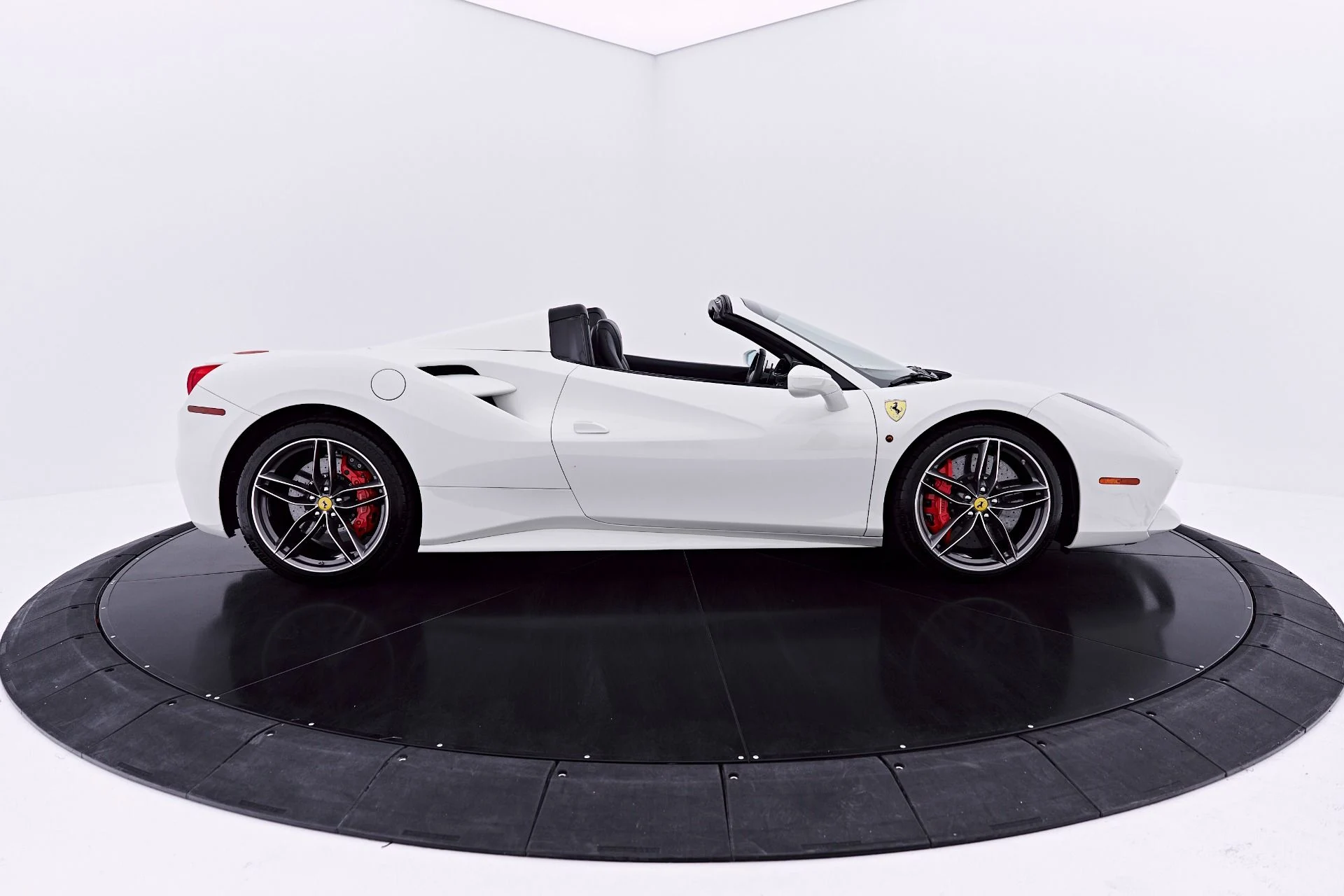 mph023_3762659222_Used_2019_Ferrari_488_Spider_Base_1782196624_0b761cf78b
