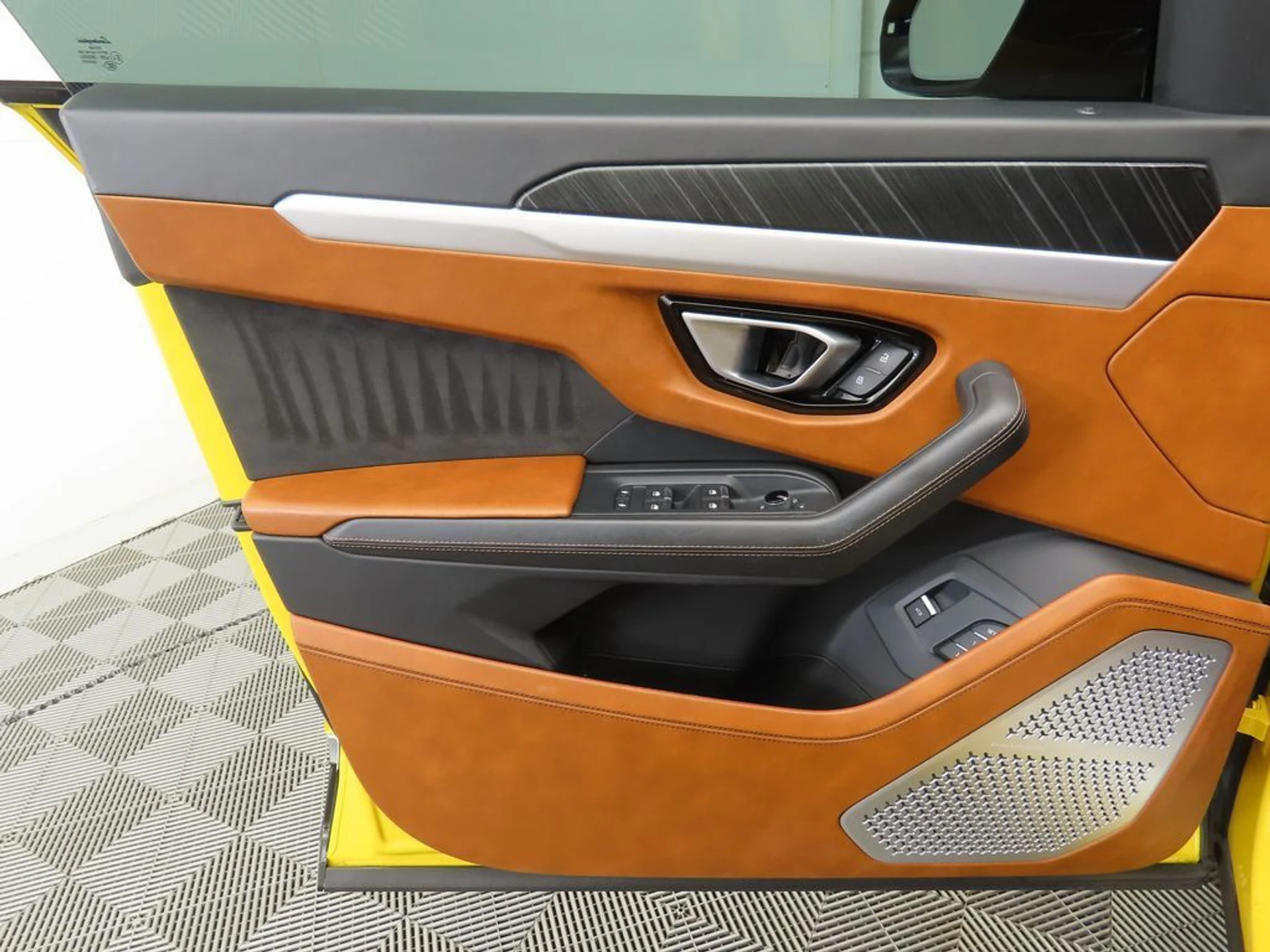 mph023_3790502422_used_2019_lamborghini_urus_awd_8119_22960416_24_1024_aa29a712cf