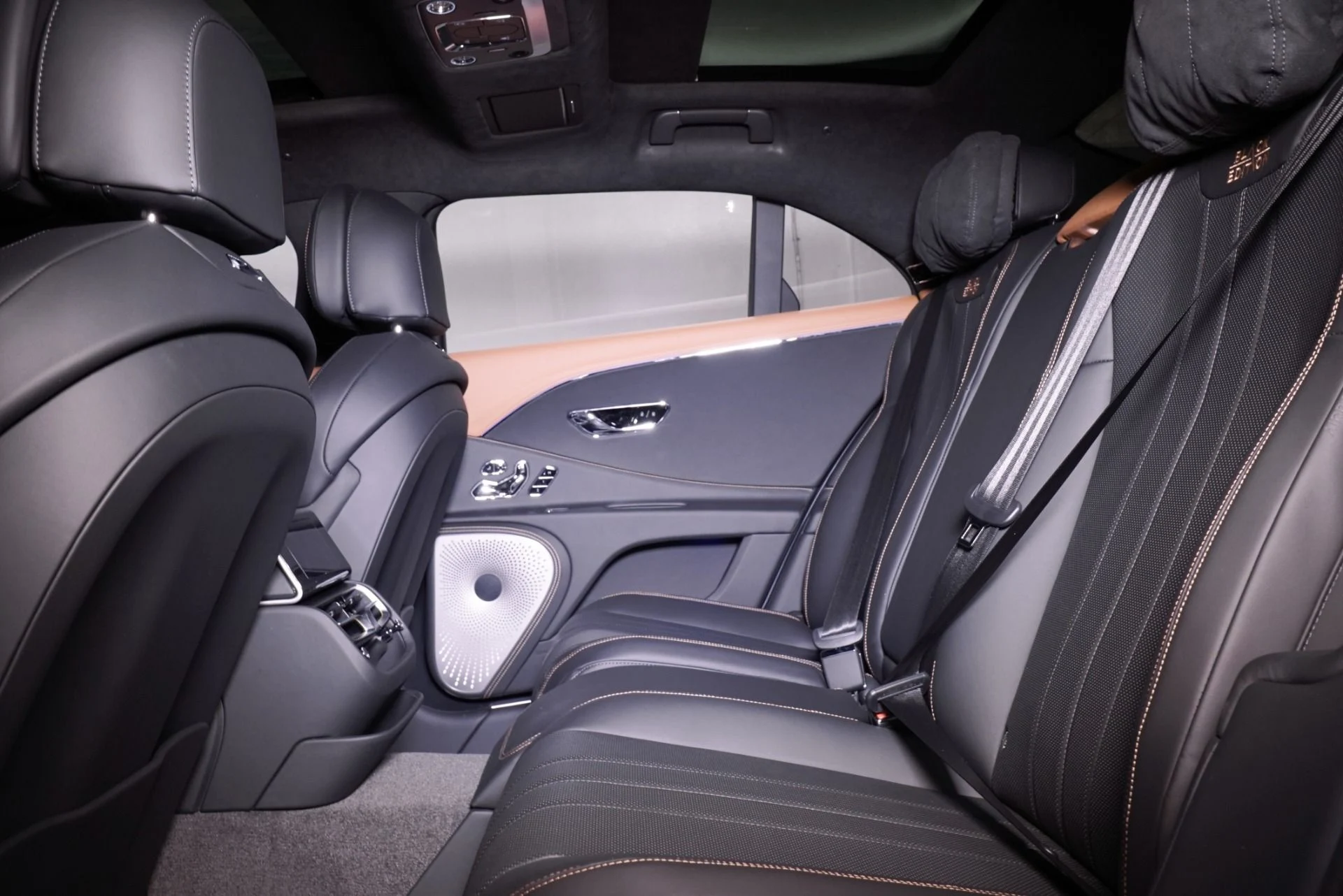 mph023_3790770274_New_2025_Bentley_Flying_Spur_Black_Edition_1760384463_0e54579acd