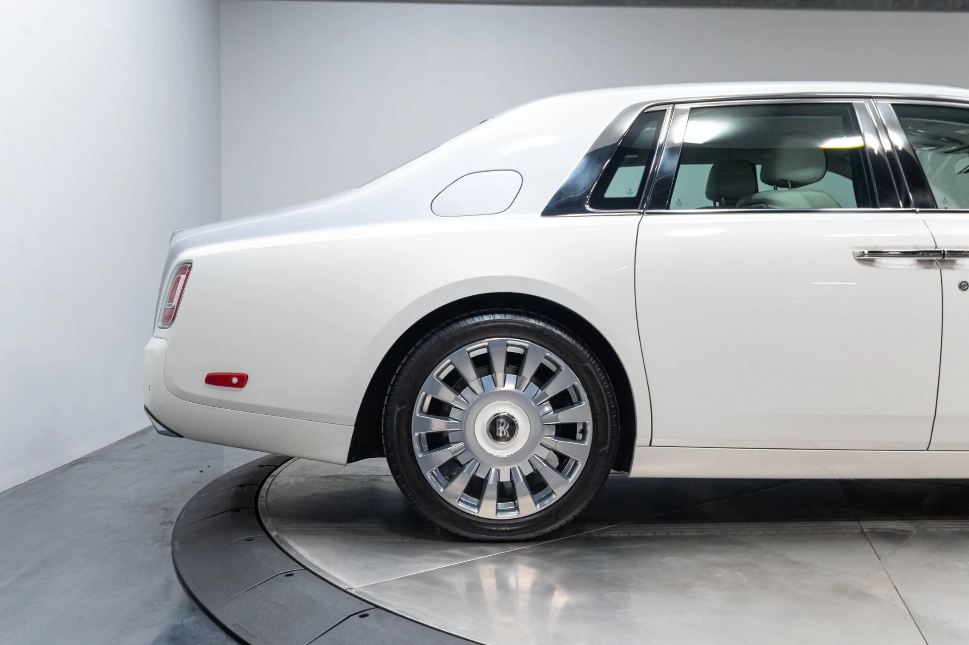mph023_3792234891_Used_2019_Rolls_Royce_Phantom_1784063951_17b888d512