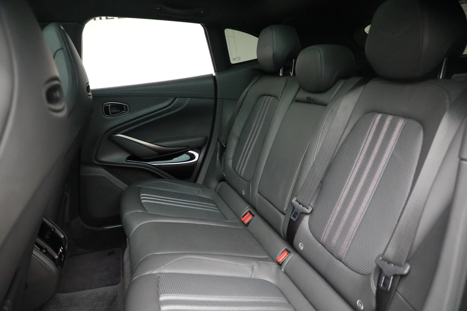 mph023_3816724041_New_2025_Aston_Martin_DBX_707_1762018439_04865b7d14