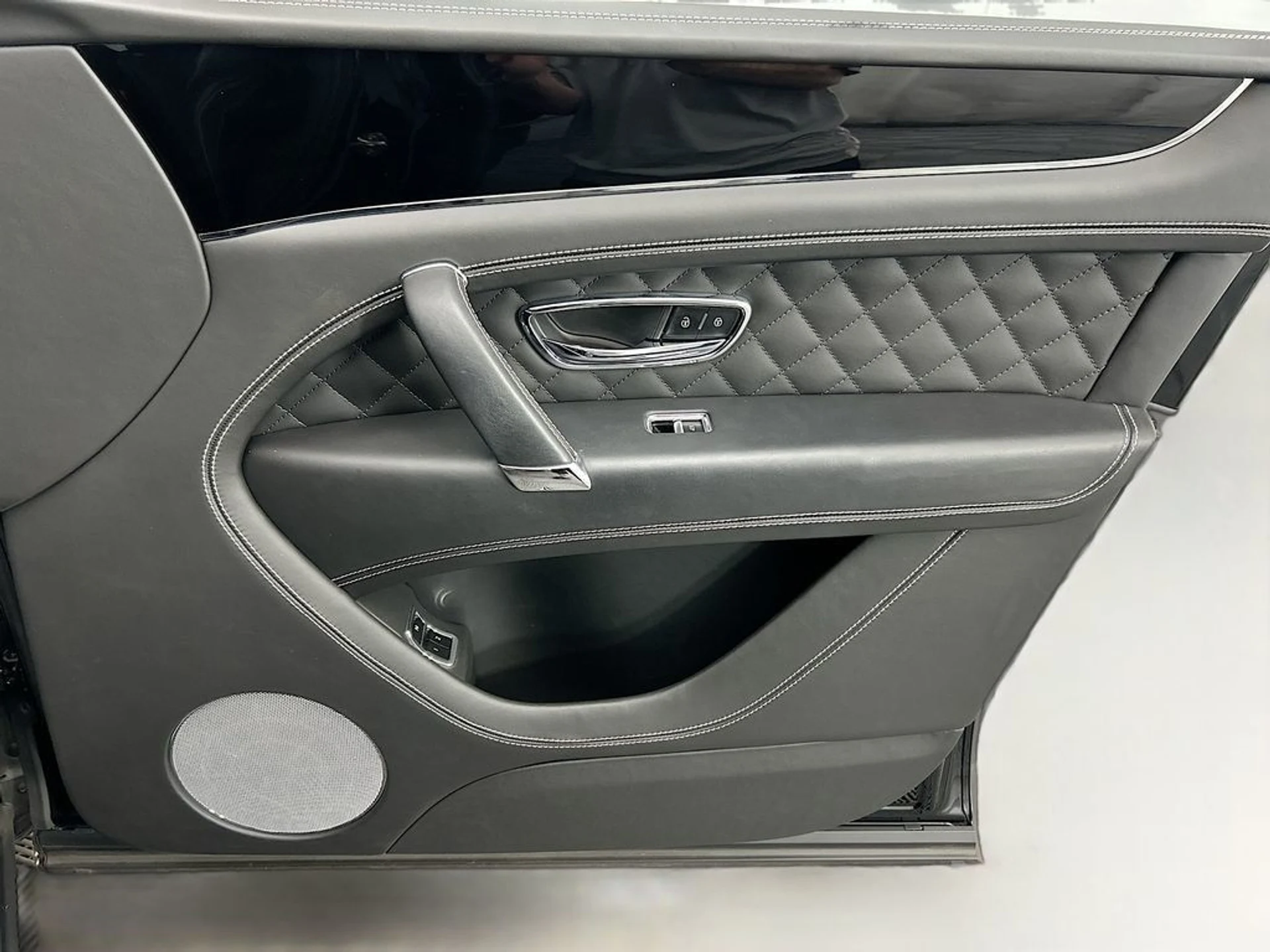 mph023_3853614297_used_2017_bentley_bentayga_w12firsteditionawd_8119_22988932_24_1024_2c4bf07cfb