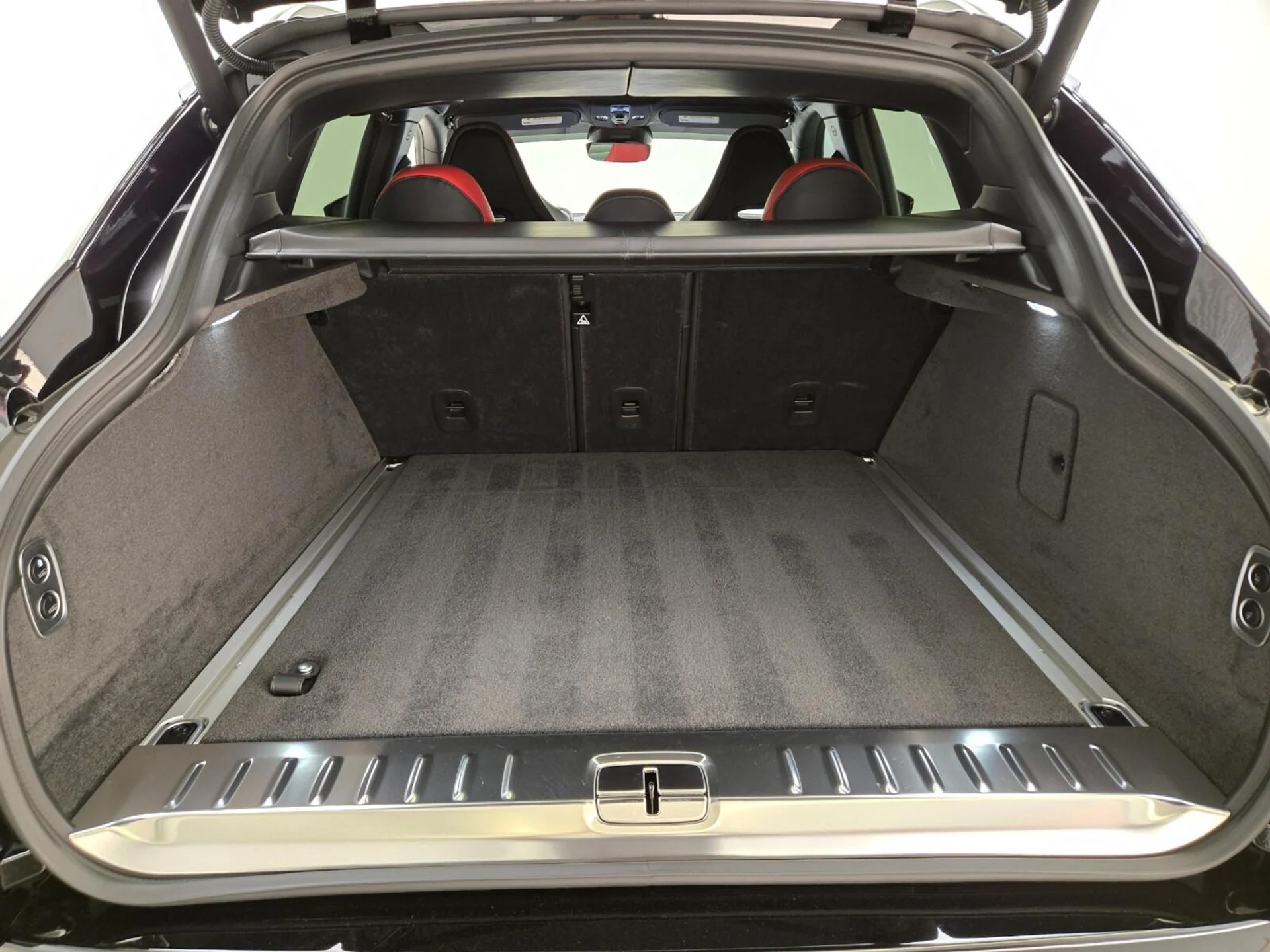 mph023_385906070_Used_2023_Aston_Martin_DBX_707_1777354917_1995fad347