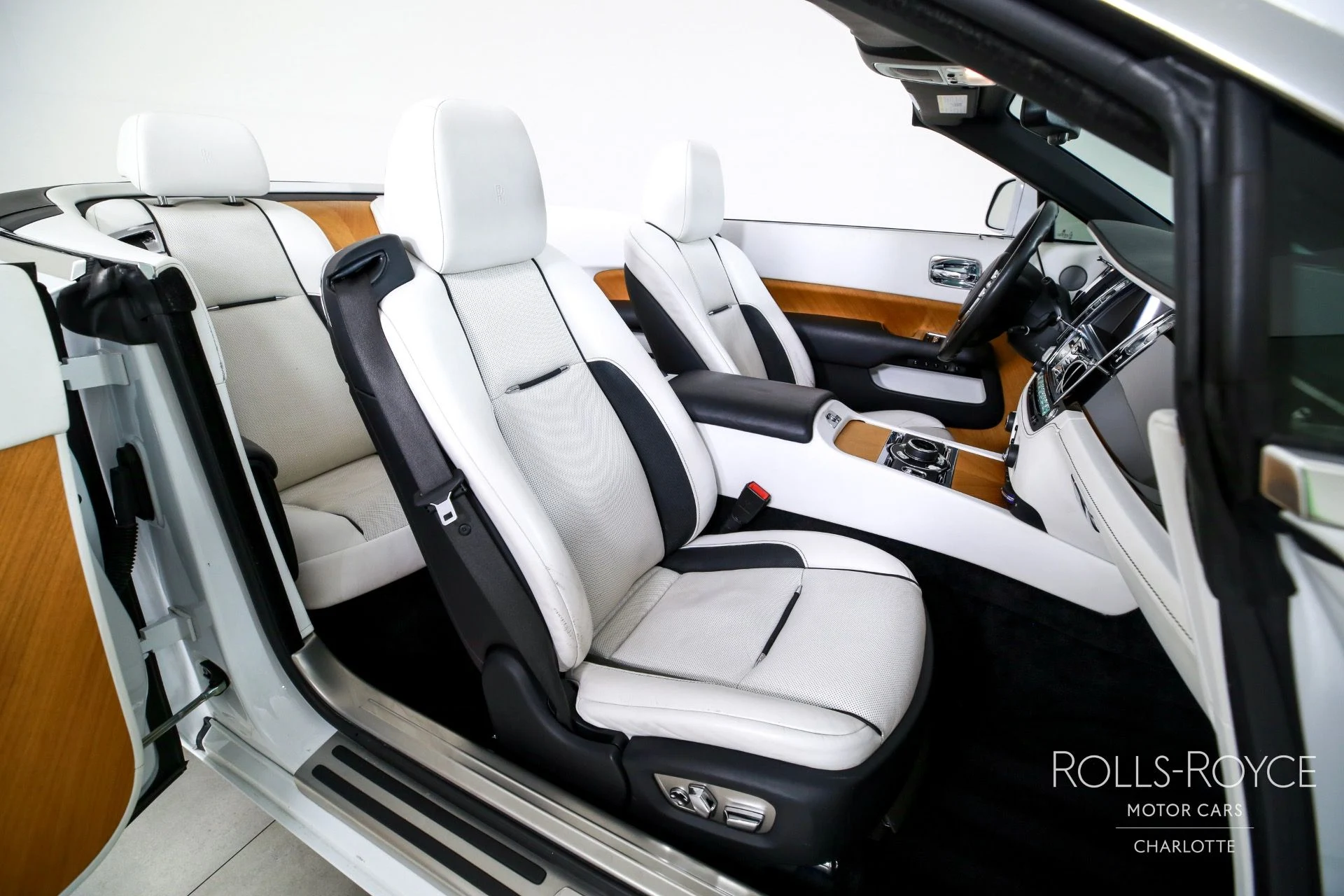mph023_3876474866_Used_2019_Rolls_Royce_Dawn_1750192596_1010b92f0f