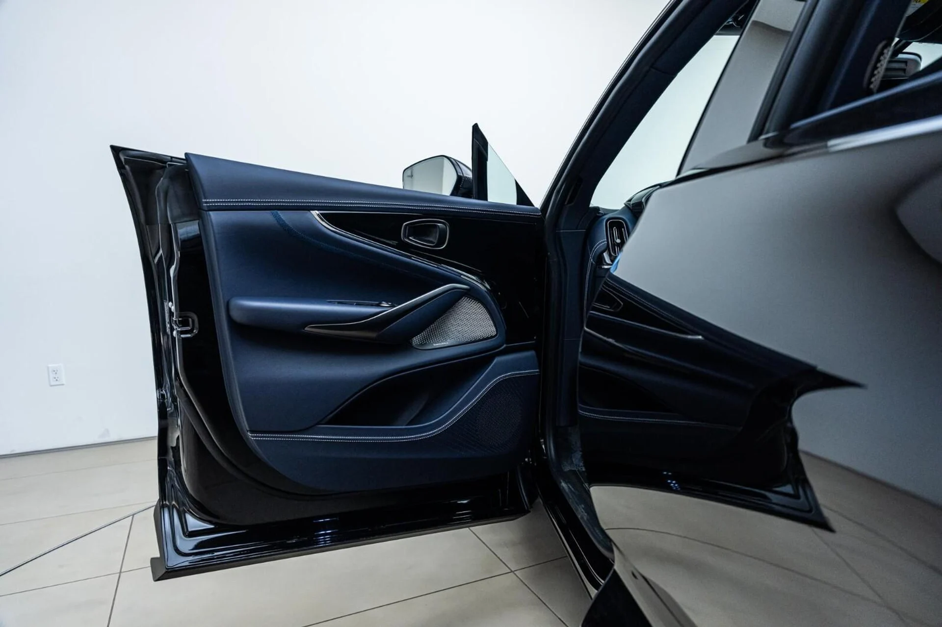 mph023_387958330_New_2025_Aston_Martin_DBX_707_AWD_1744624302_c179f7808a